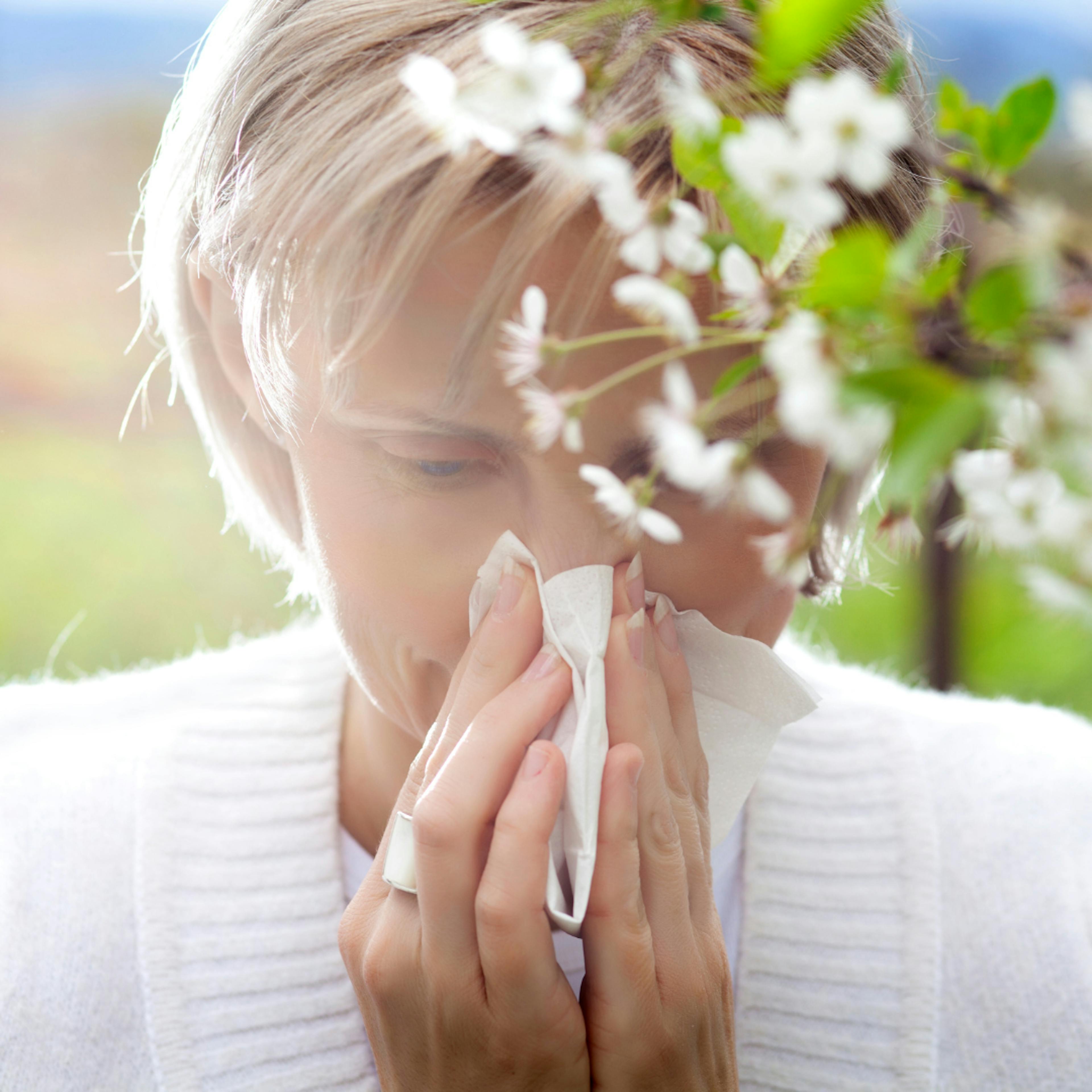 femme qui se mouche suite aux allergies d'été