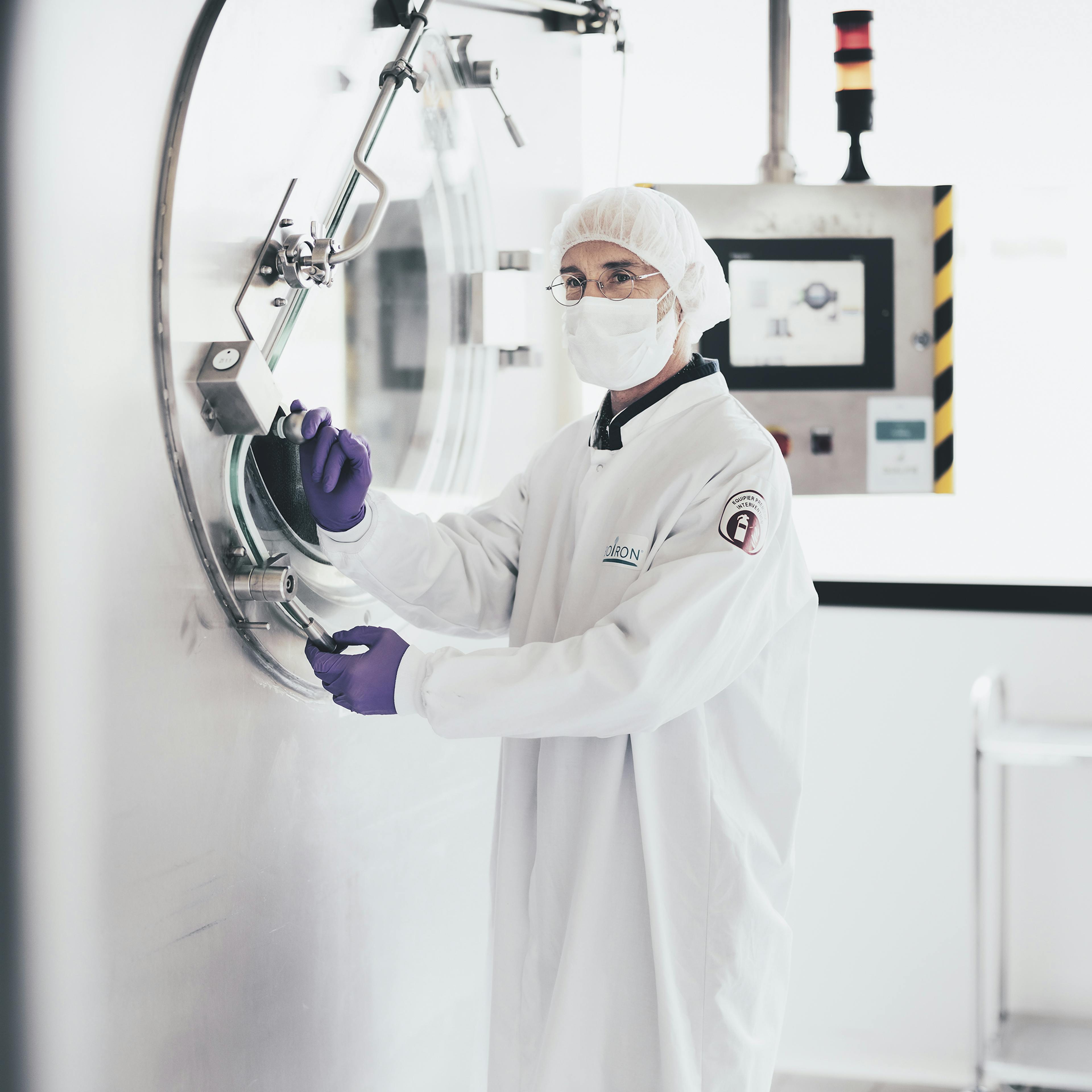 femme dans un laboratoire habillée avec ses protection de sécurité