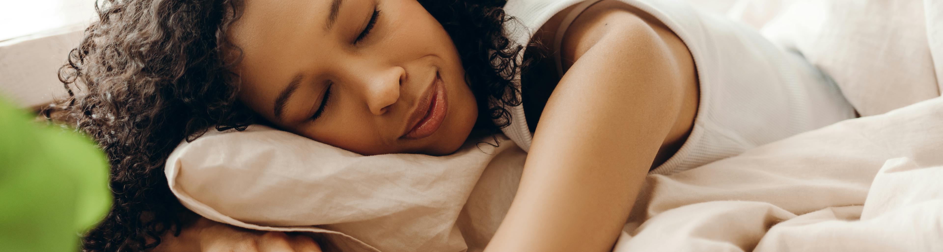 Uitgeruste vrouw na een herstellende slaap