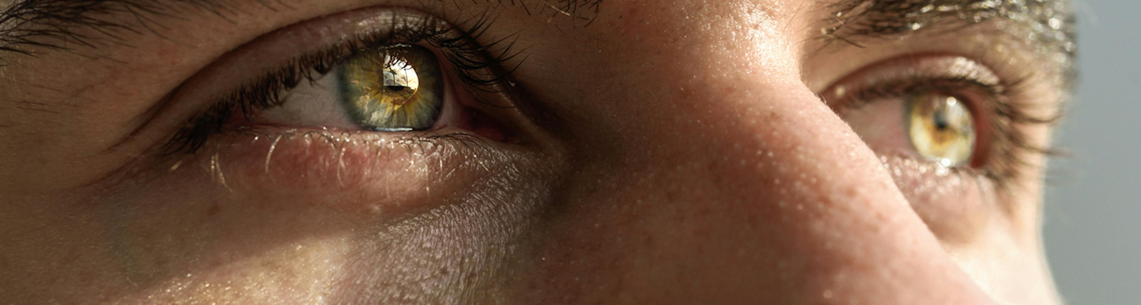 Vista ravvicinata degli occhi di un uomo