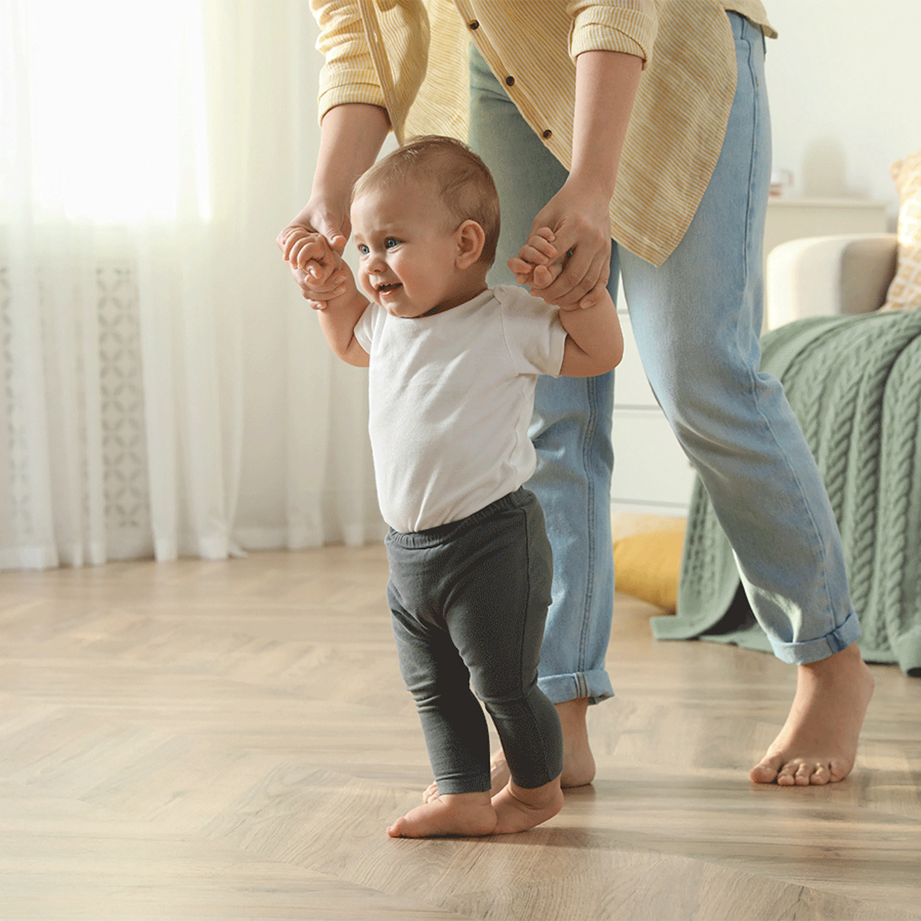 bambino che fa i suoi primi passi