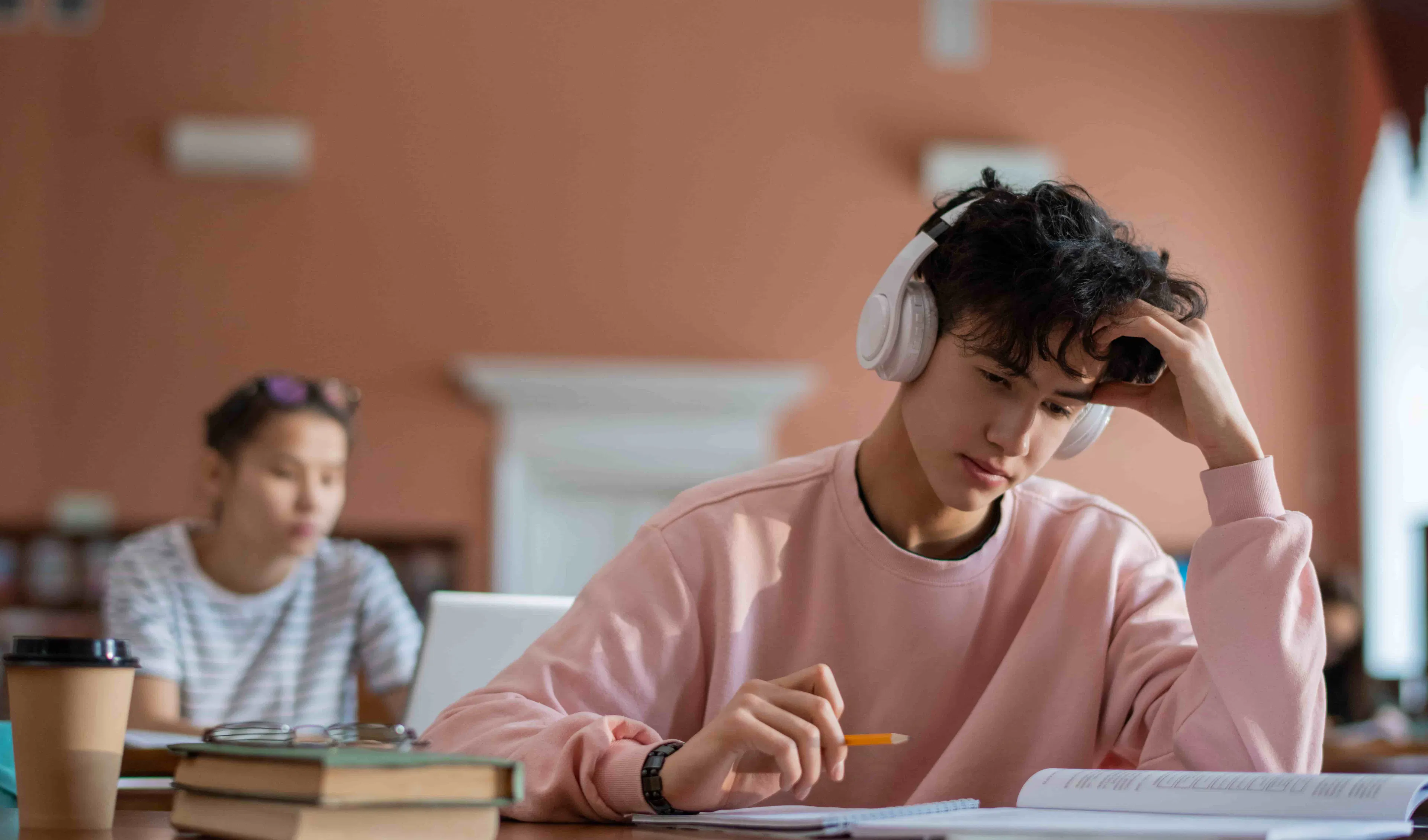 Étudiant concentré révisant sereinement en période d'examen