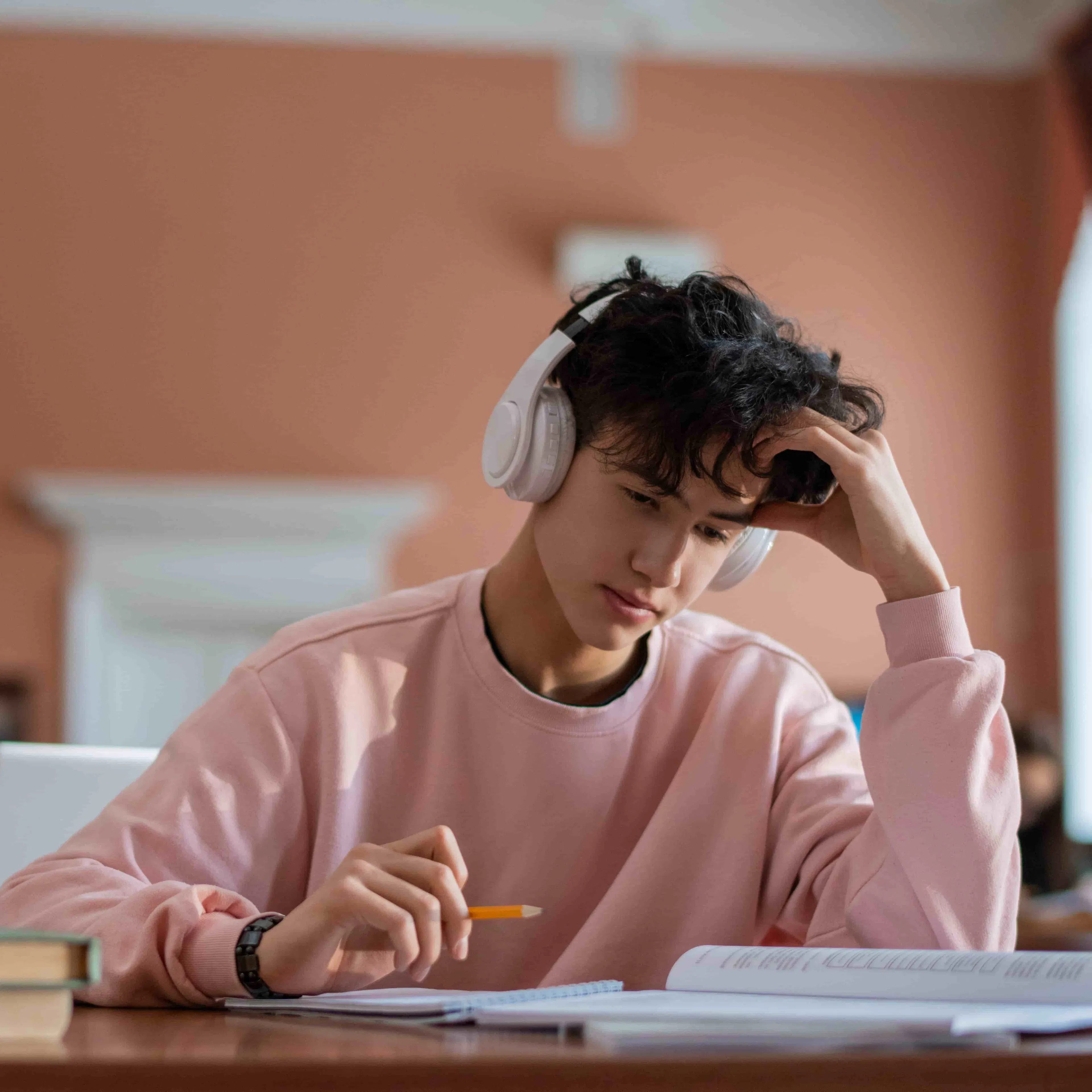 Étudiant concentré révisant sereinement en période d'examen