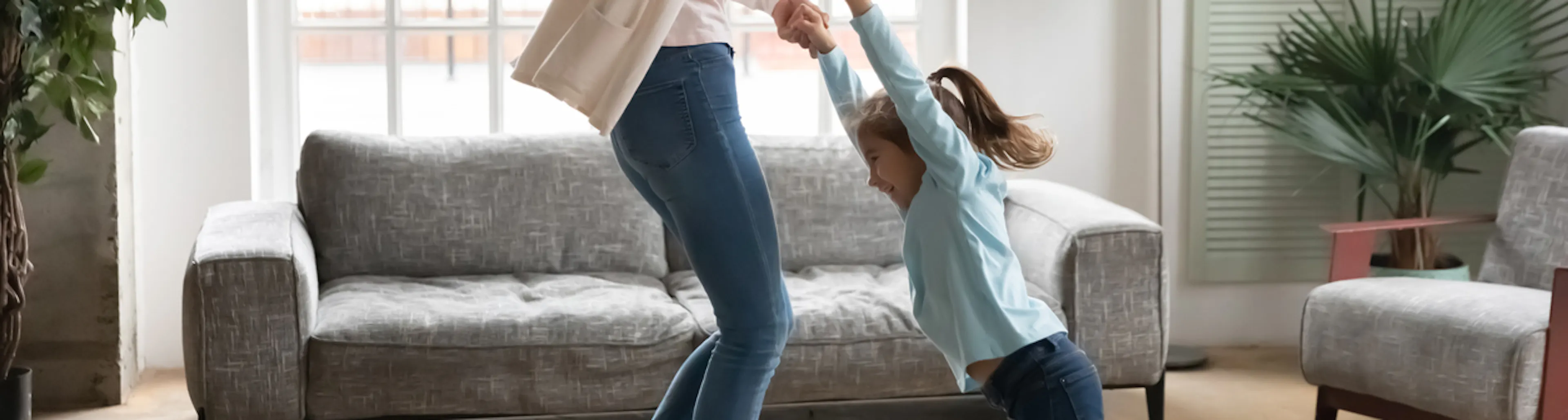 Bambina iperattiva che gioca con la mamma