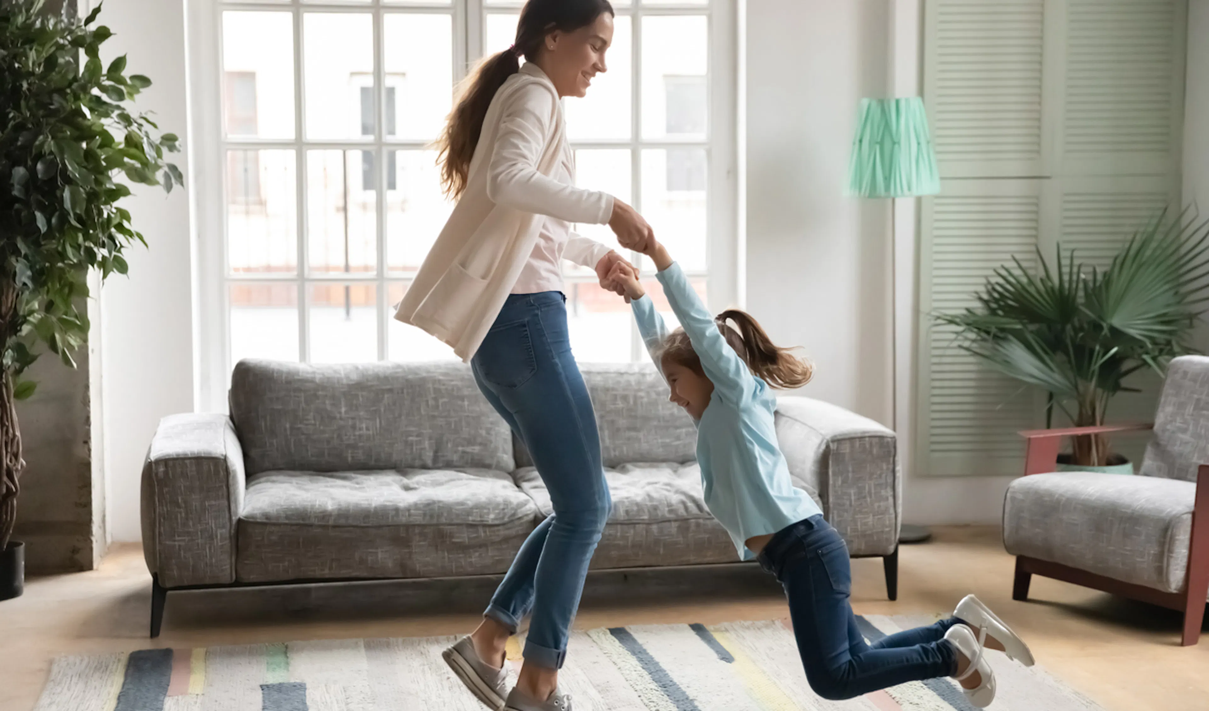 Bambina iperattiva che gioca con la mamma