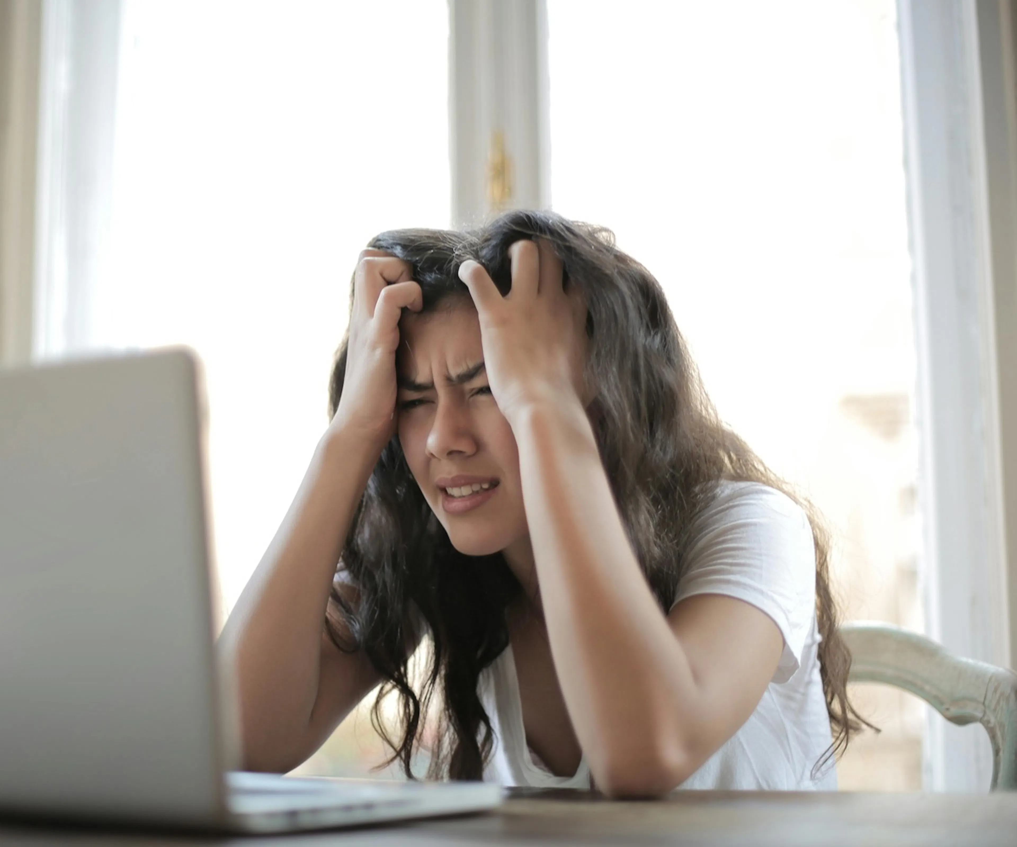 stres před zkouškami, žena u počítače