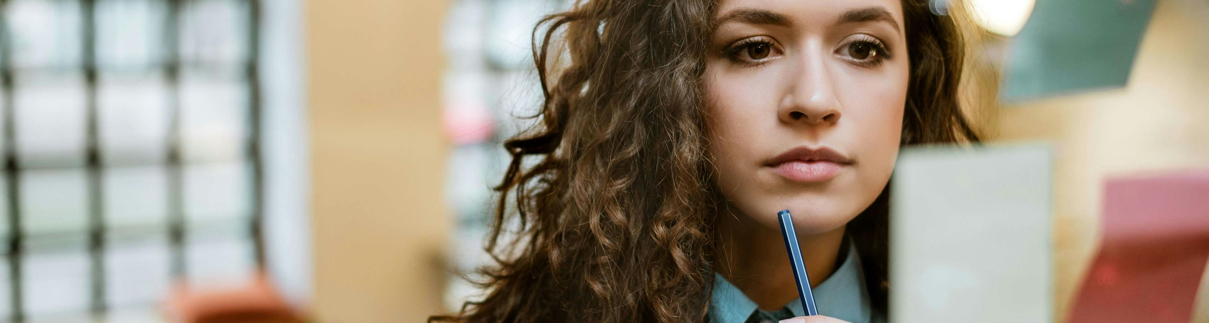 Donna che vuole migliorare la concentrazione e la memoria