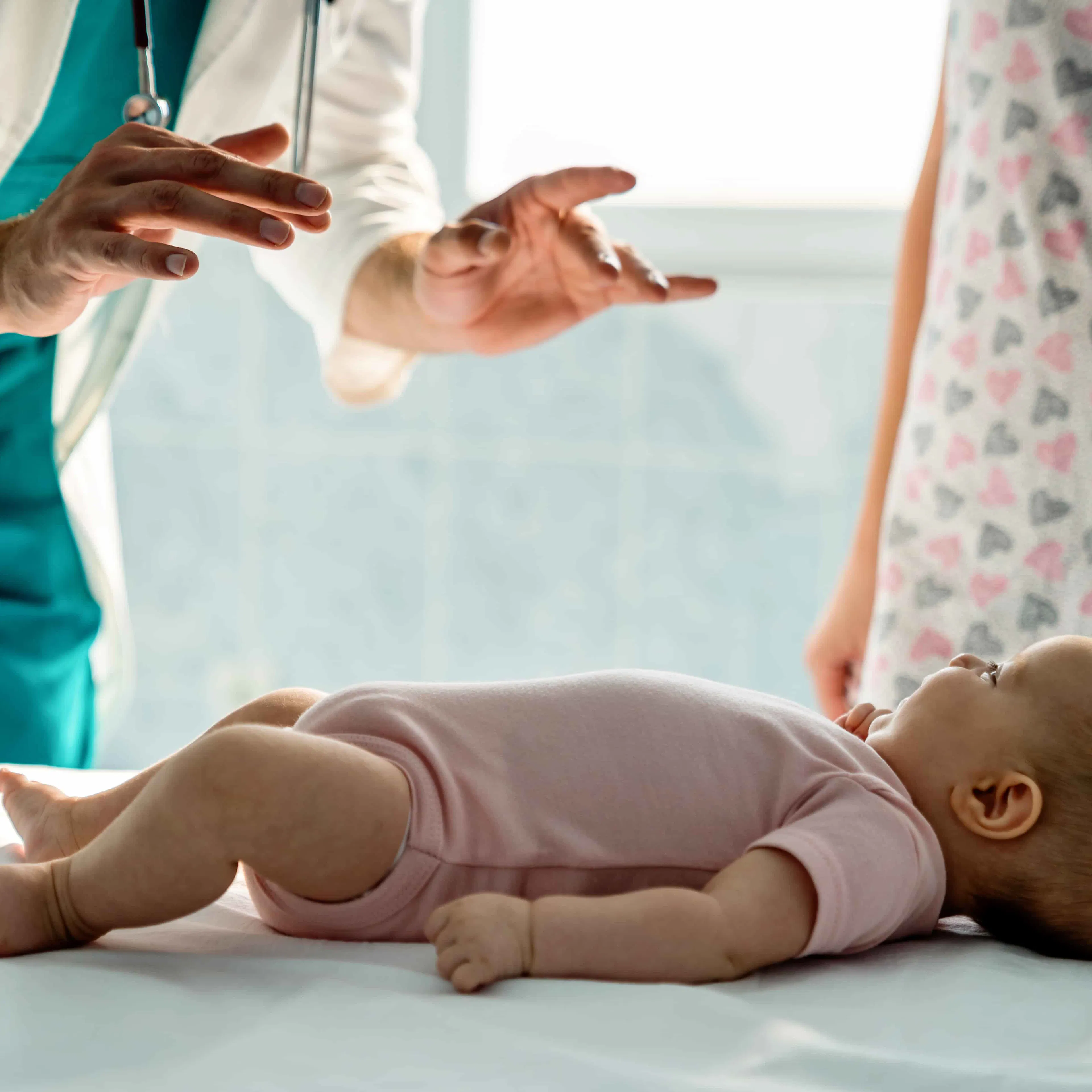 Bébé apaisé dormant sur le dos