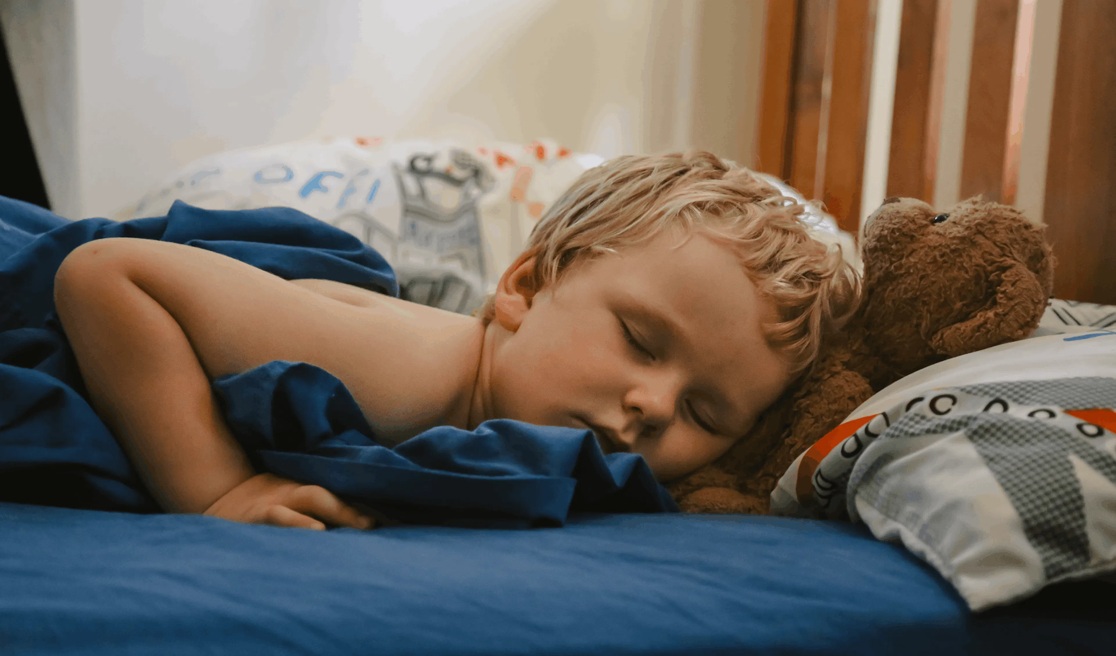 Enfant endormi dans son lit après une terreur nocturne
