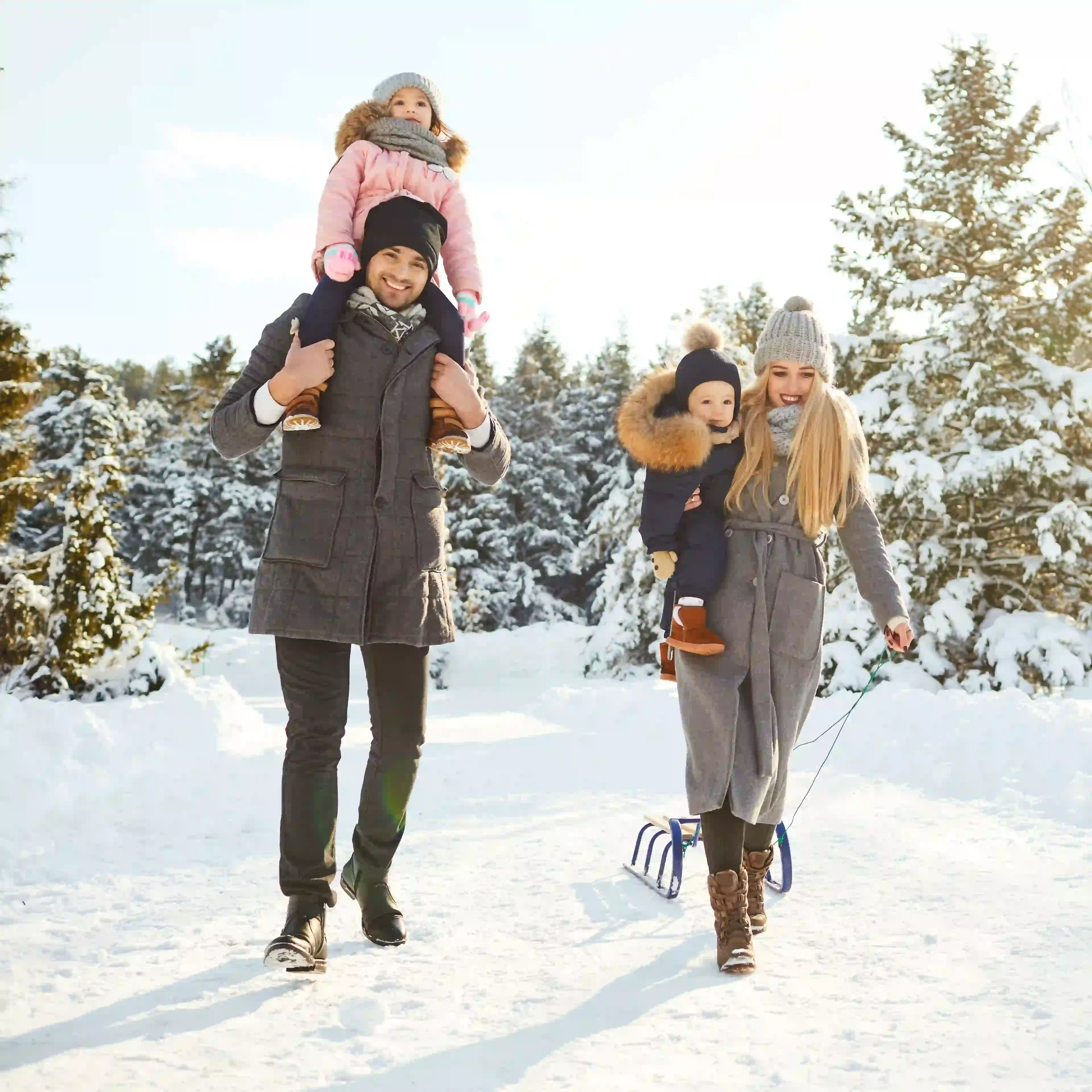 Famille heureuse préparée pour l'hiver