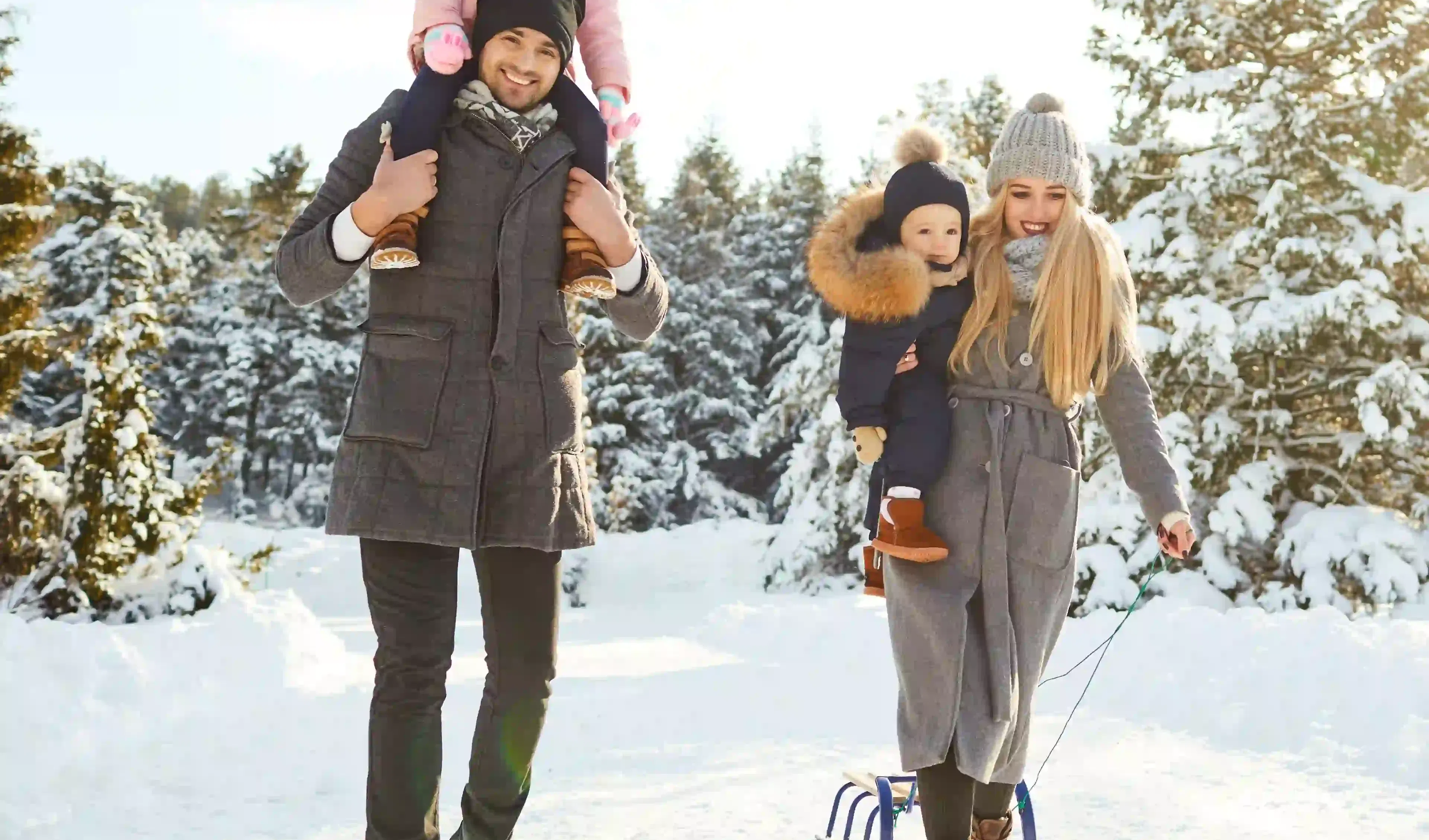 Famille heureuse préparée pour l'hiver