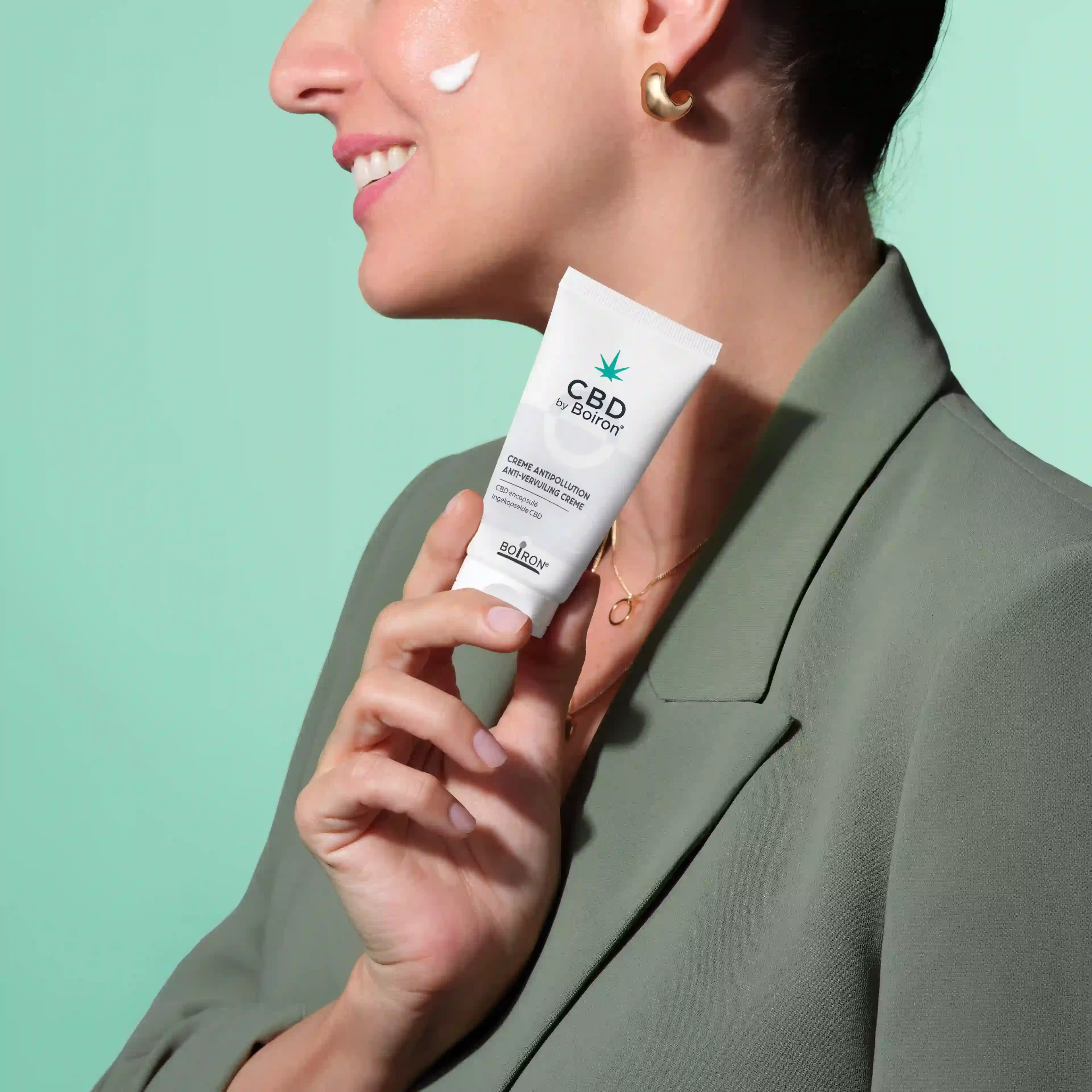 CBD anti-vervuiling crème aangebracht op het gezicht