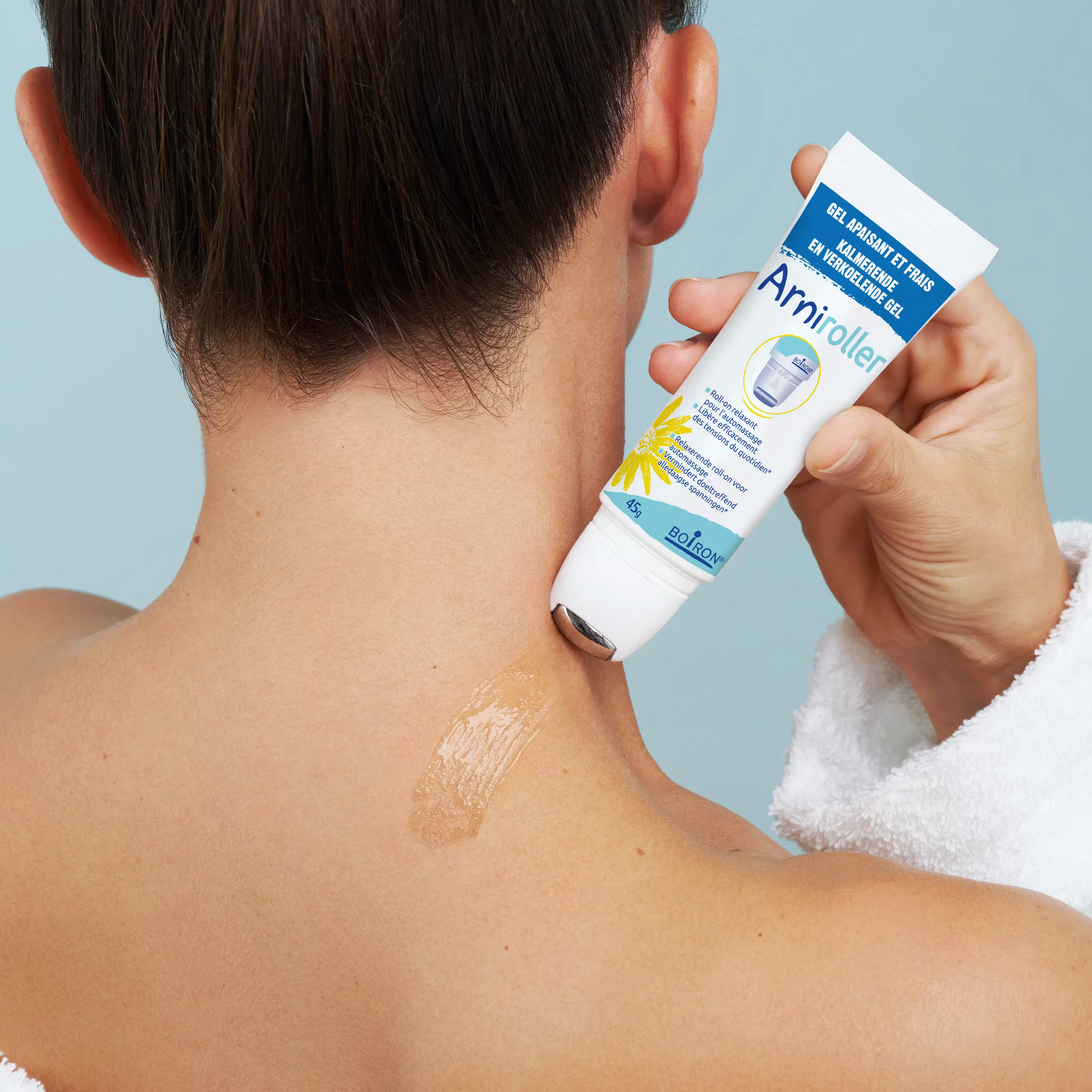 Arniroller à l'arnica, application sur la nuque