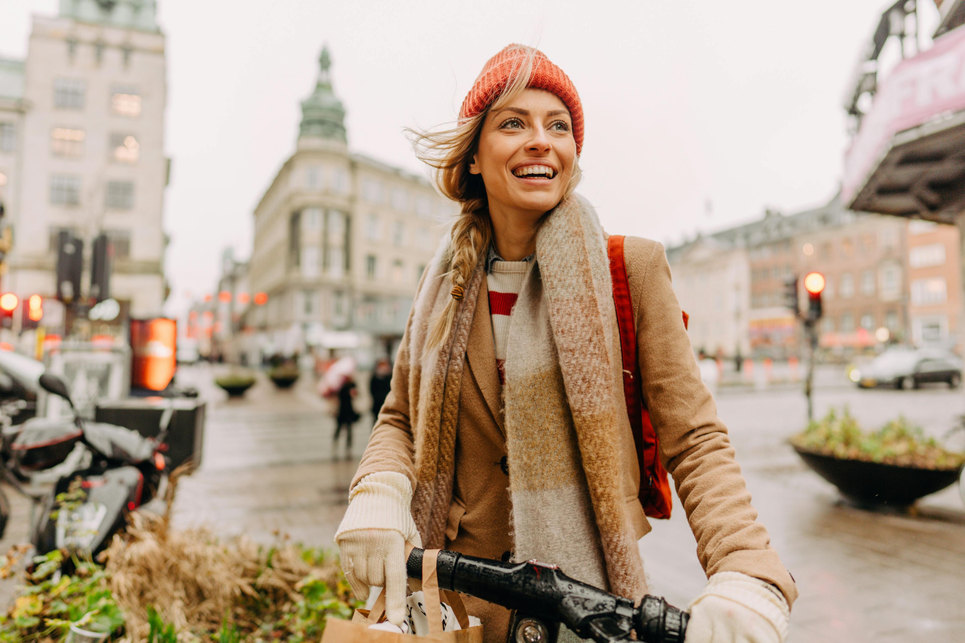 donna bicicletta inverno