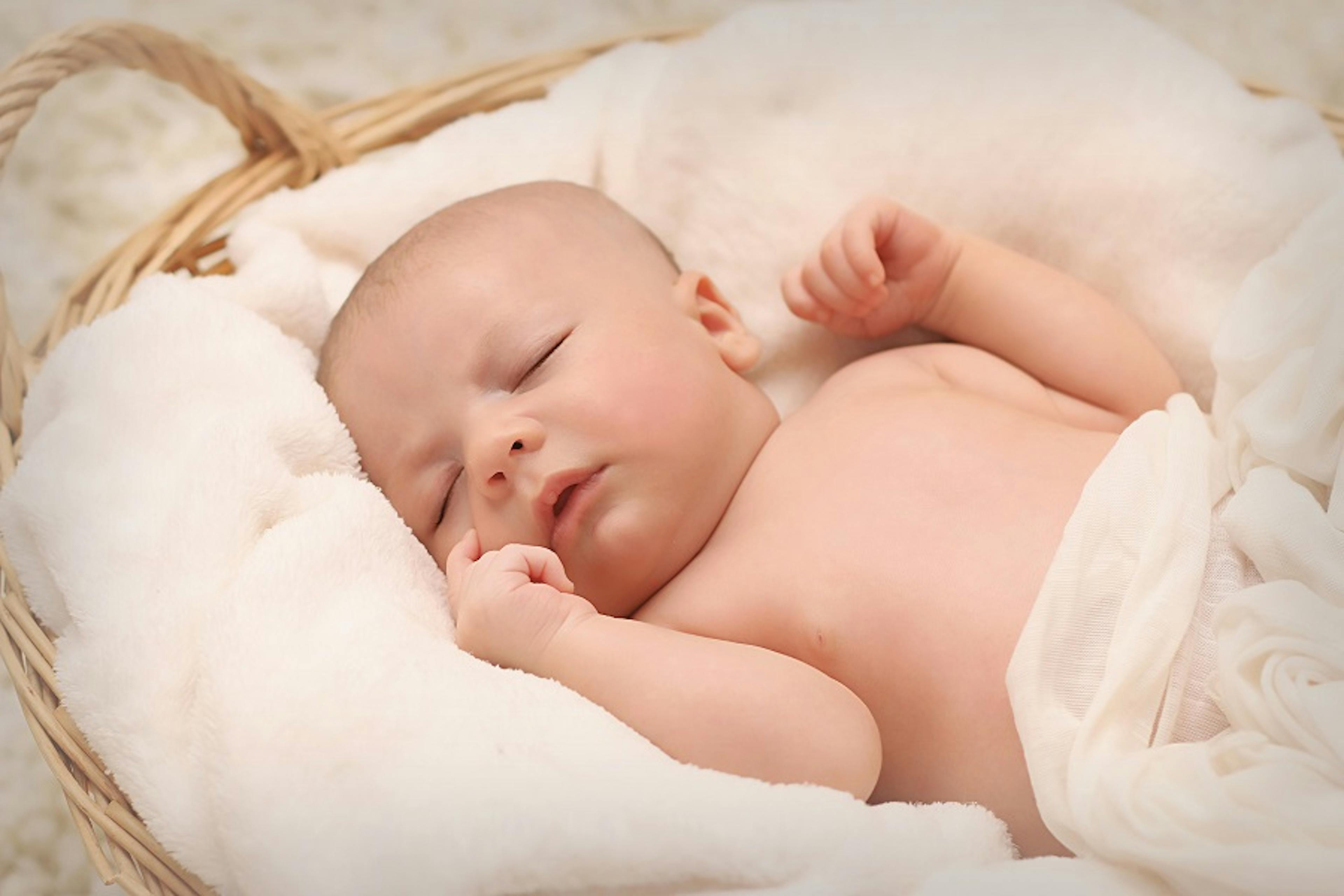 Colental, kojenecké koliky unovorozenců a kojenců, bolestíi bříška, nadýmáním a neklid, miminko v kolebce