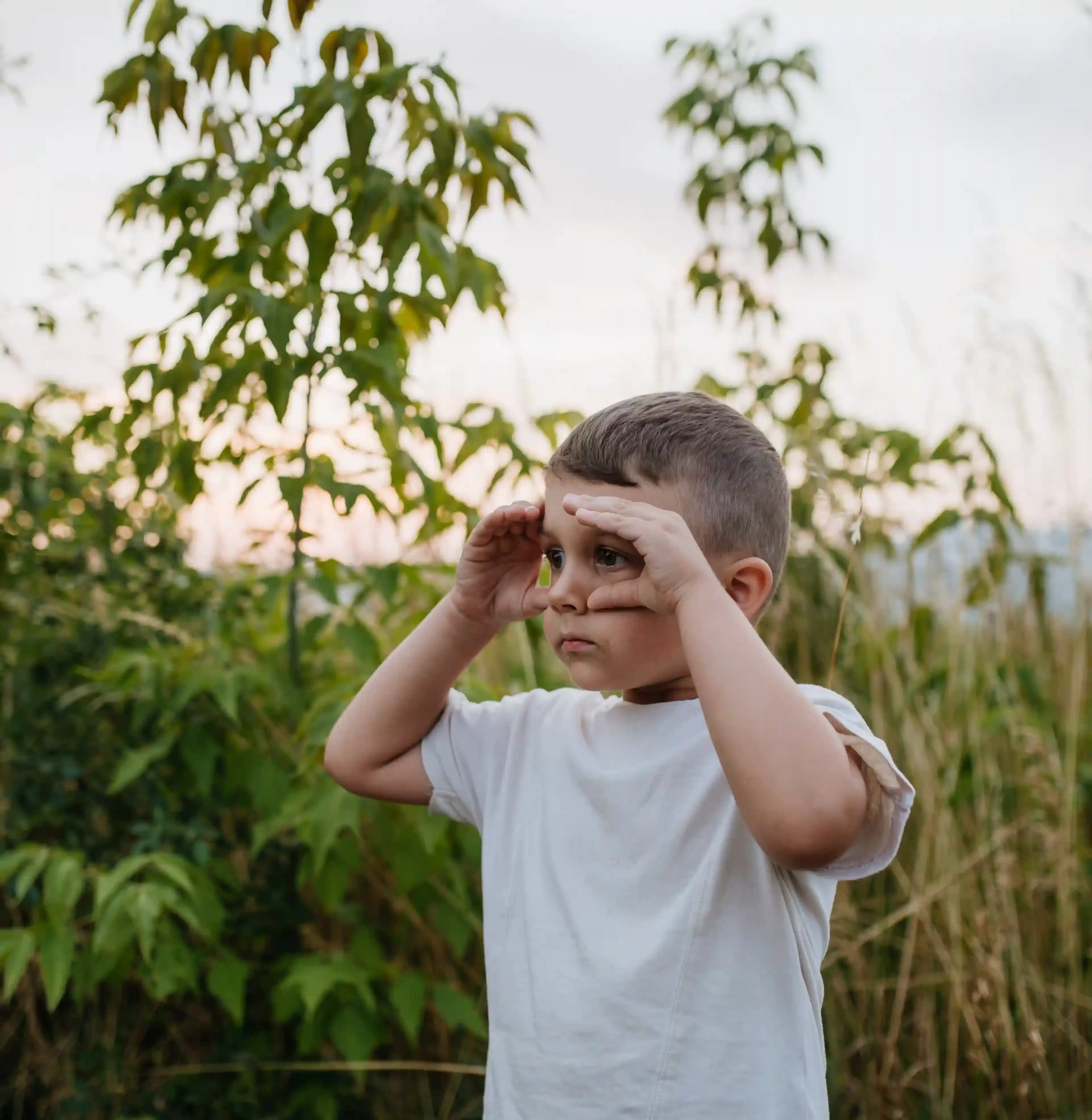 Enfant qui regarde au loin pour voeux 2026