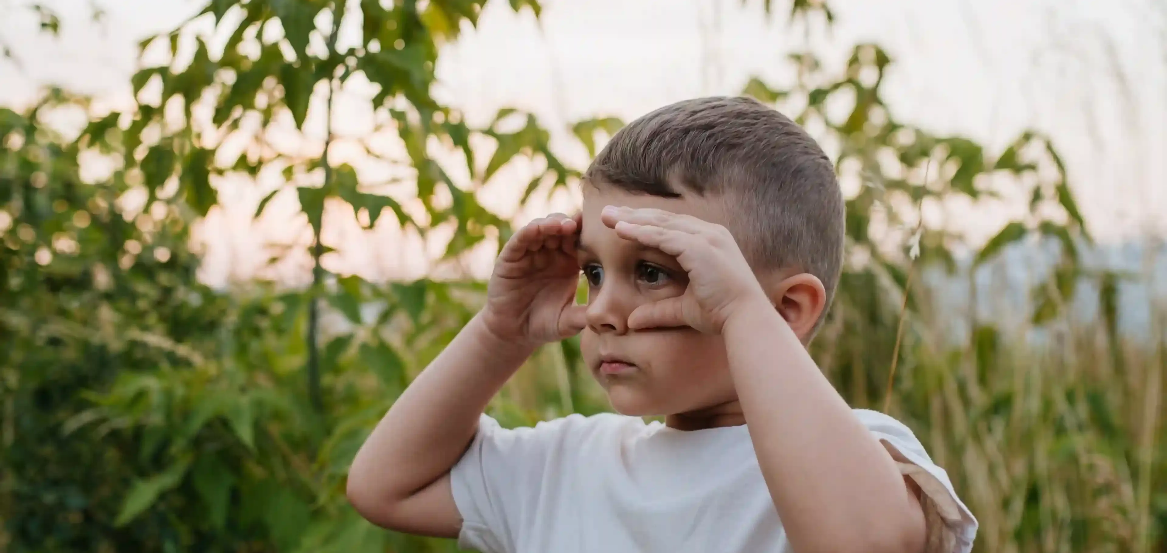 Enfant qui regarde au loin pour voeux 2026