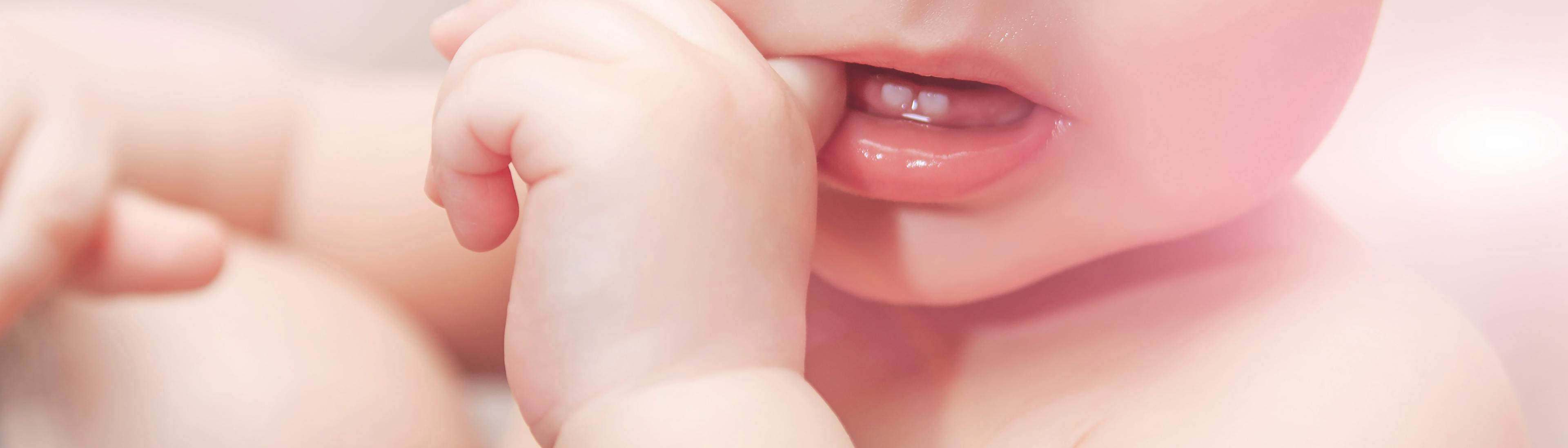Bébé grognon, joues et fesses rouges, c'est la poussée dentaire?