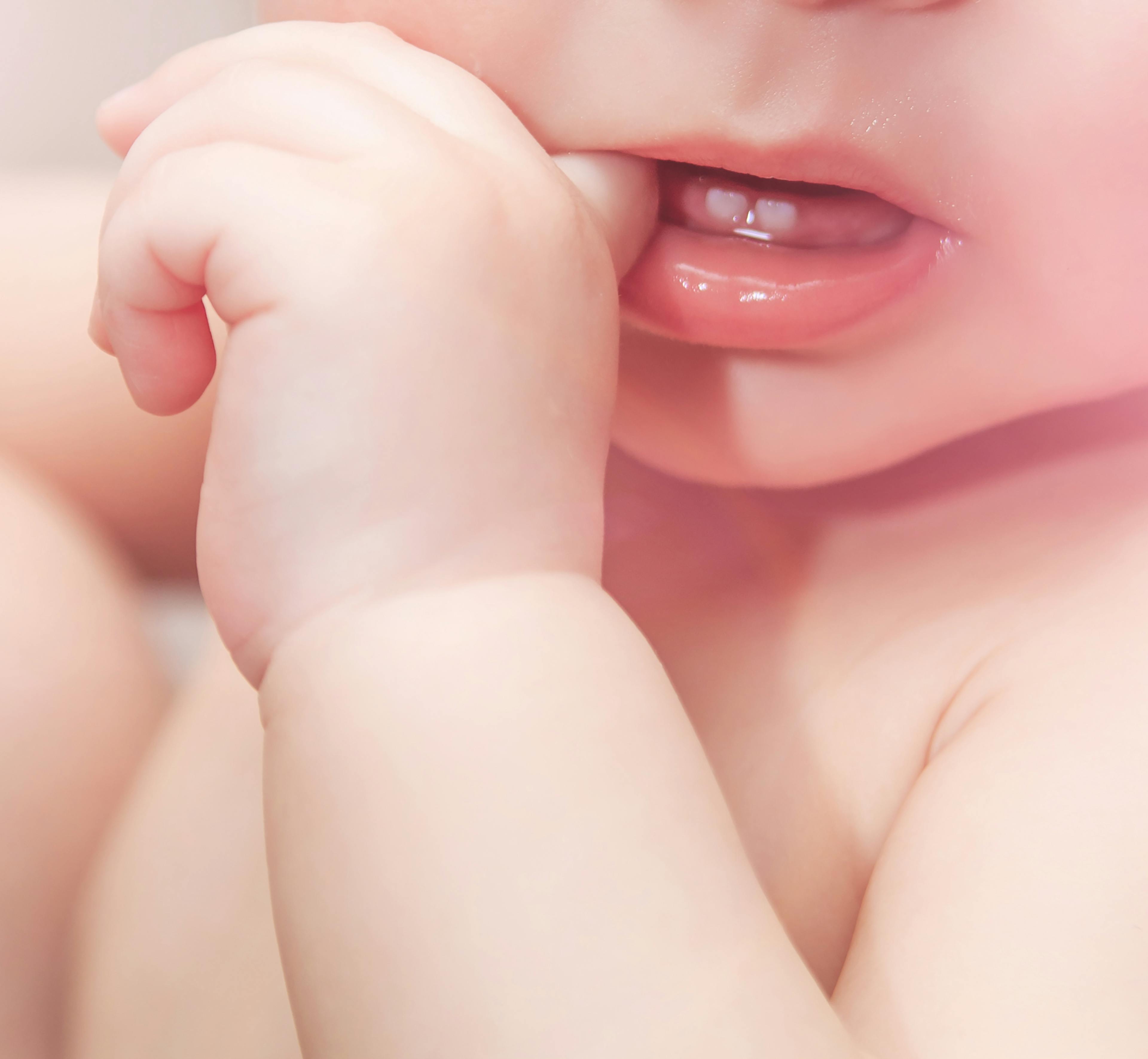 Bébé grognon, joues et fesses rouges, c'est la poussée dentaire?