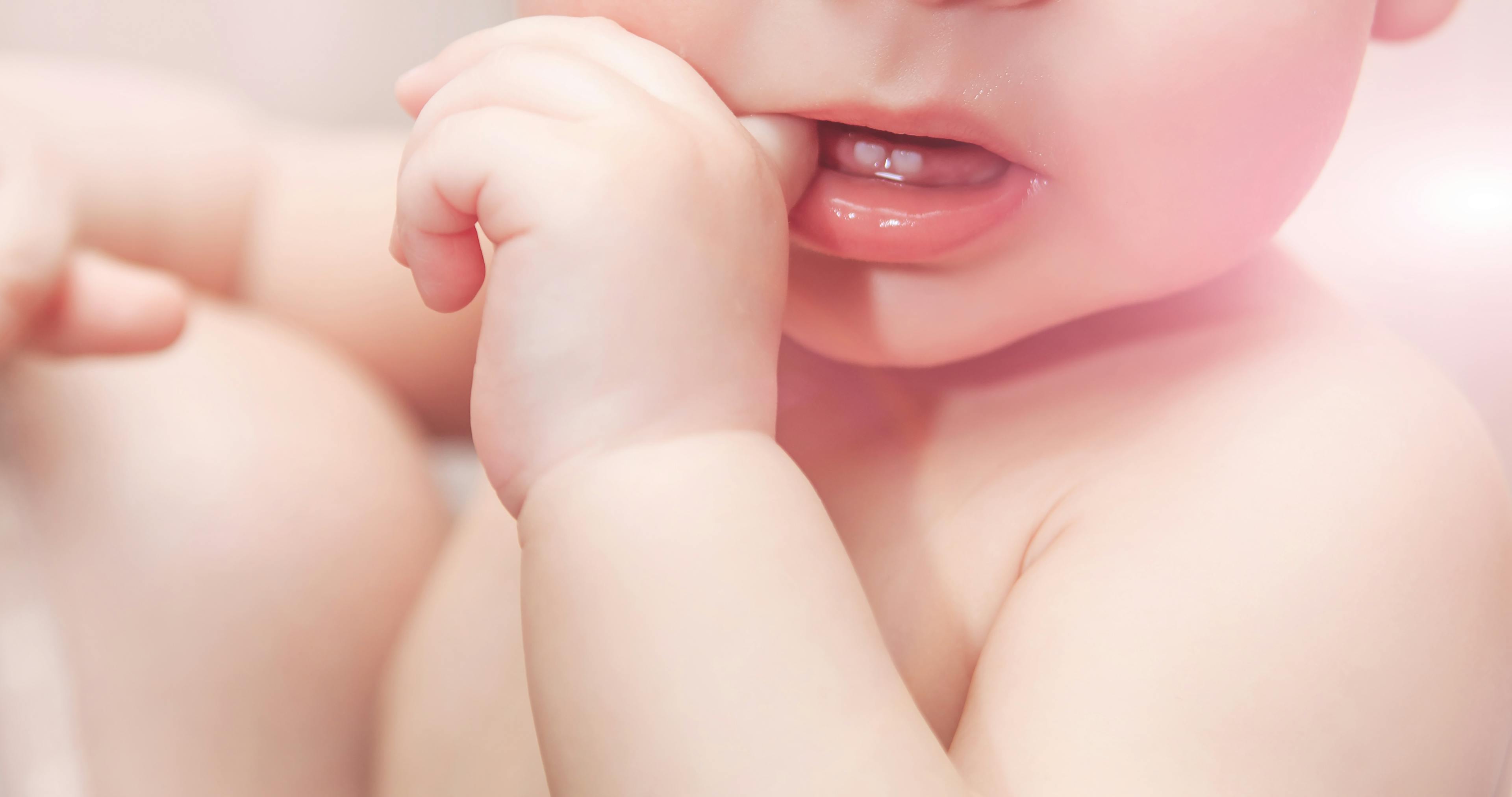 Huilen, rode wangen, rode billetjes: eerste tanden van je baby?