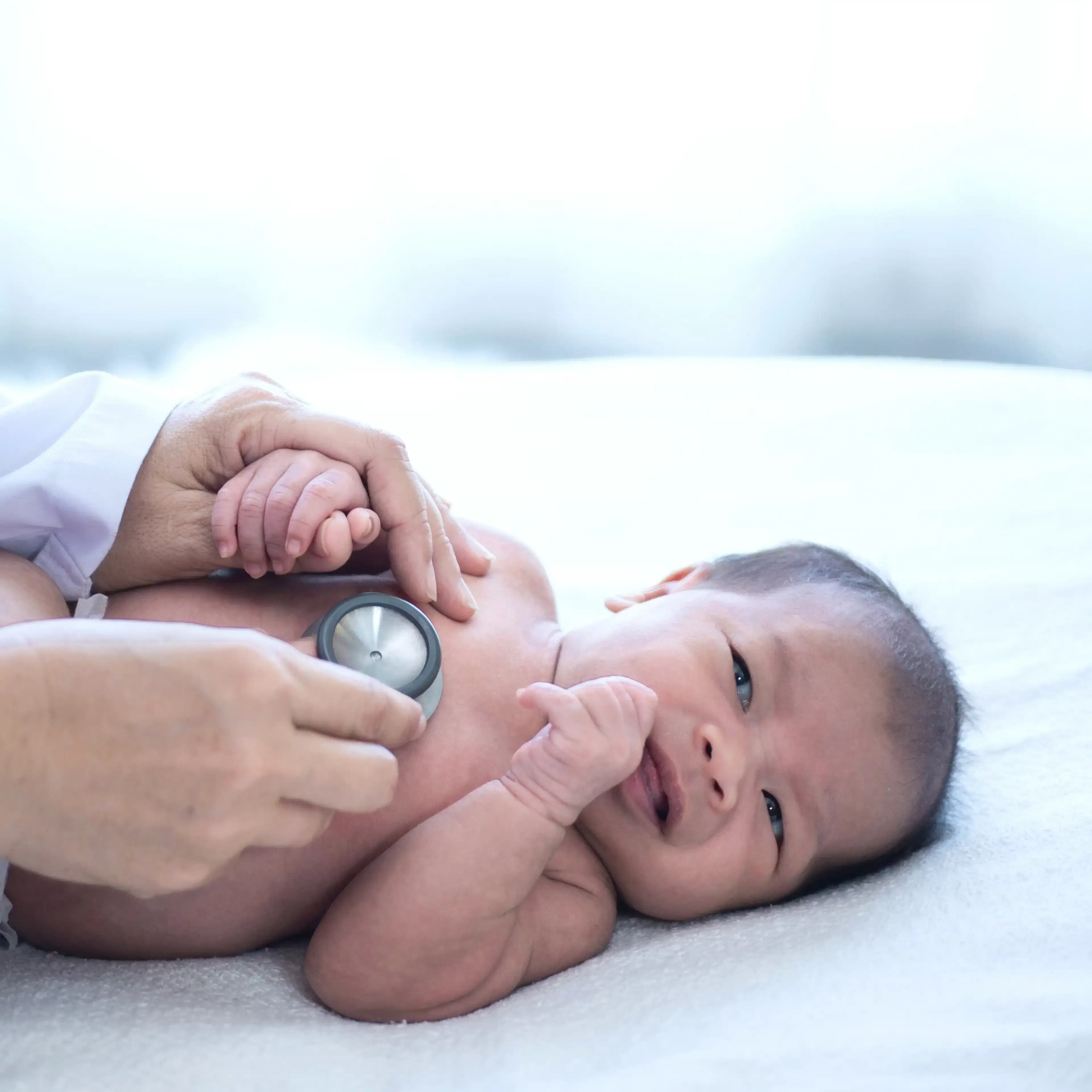 Bébé qui a une bronchiolite et est ausculté