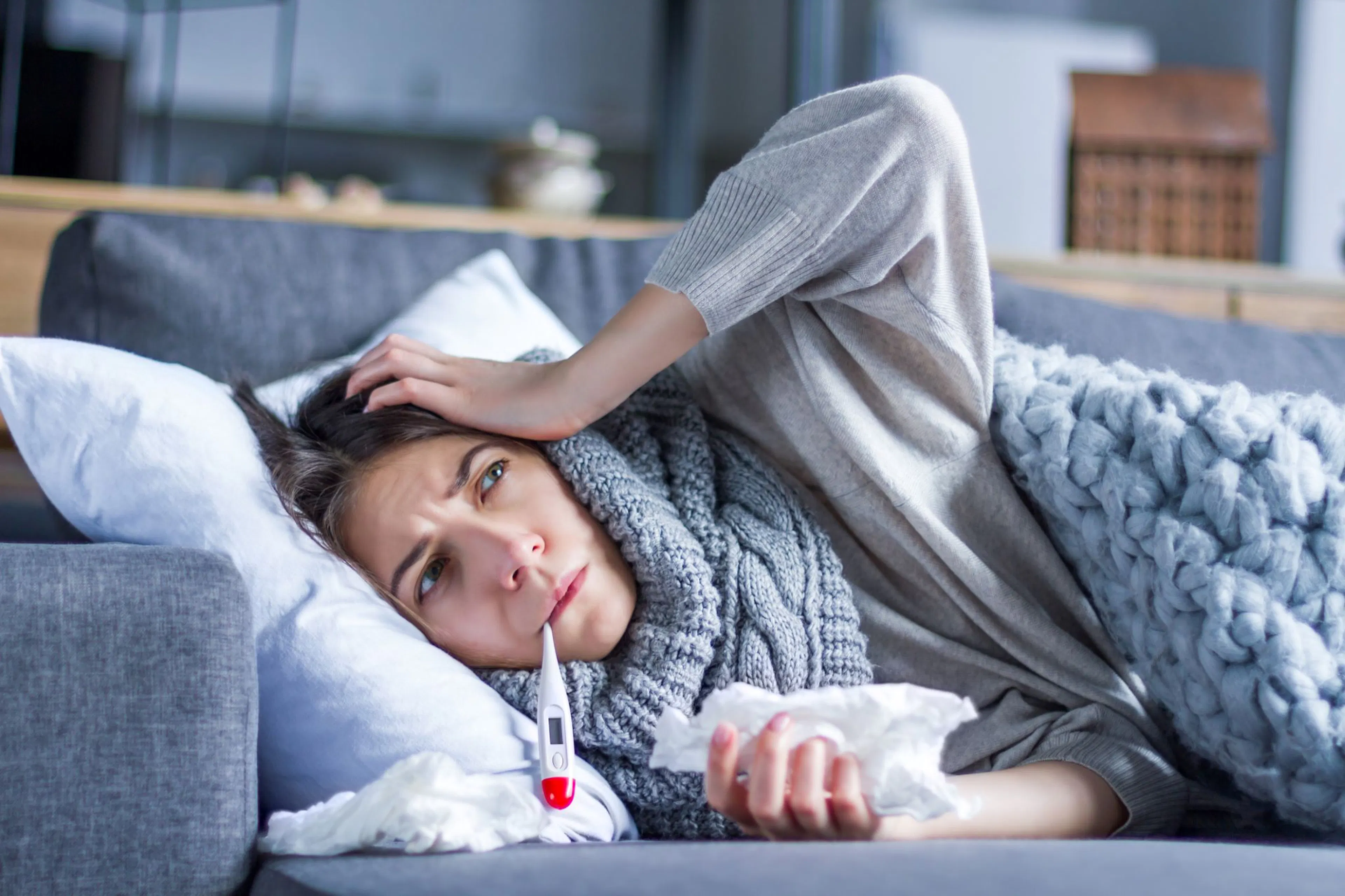 Donna con influenza e febbre