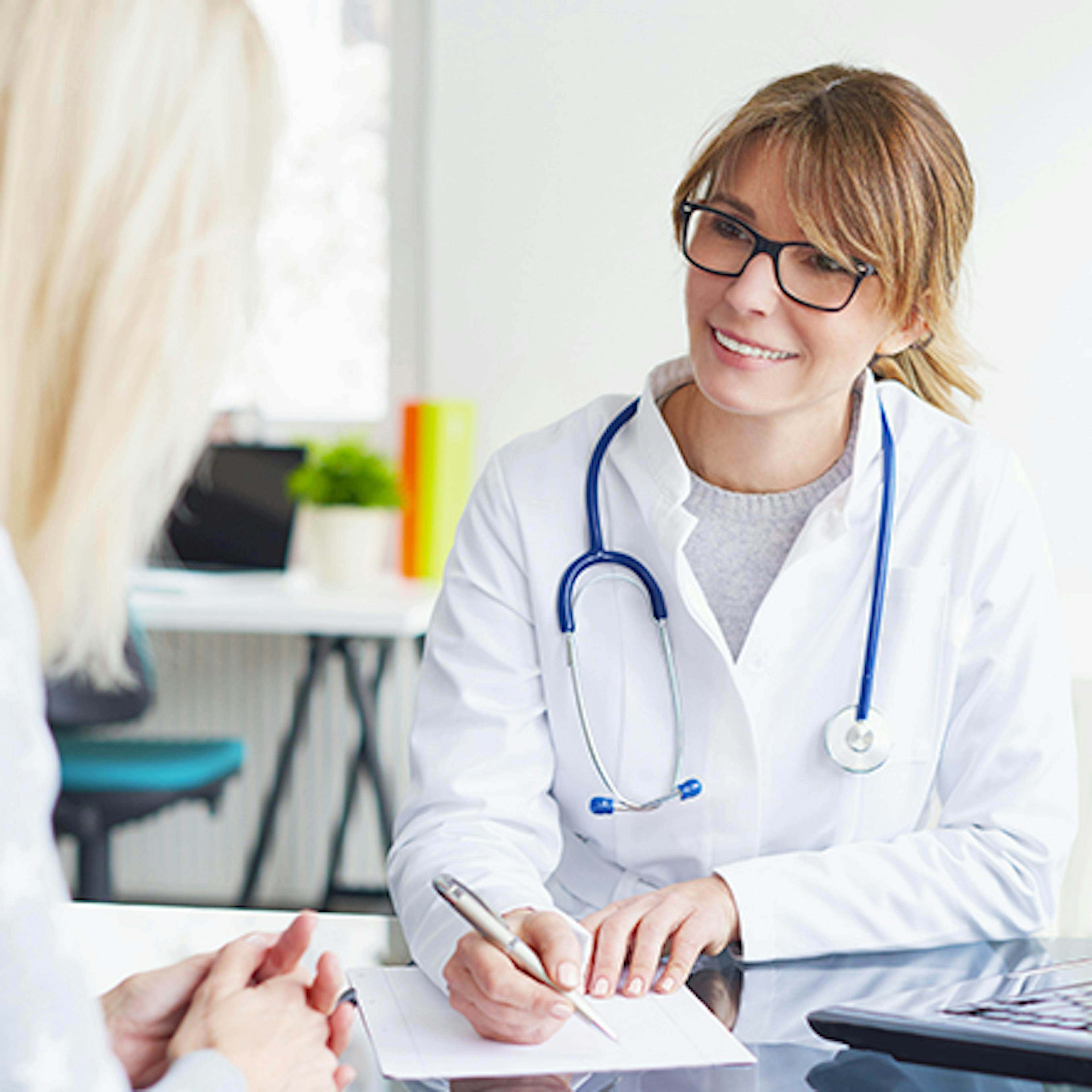 Médica de homeopatia
