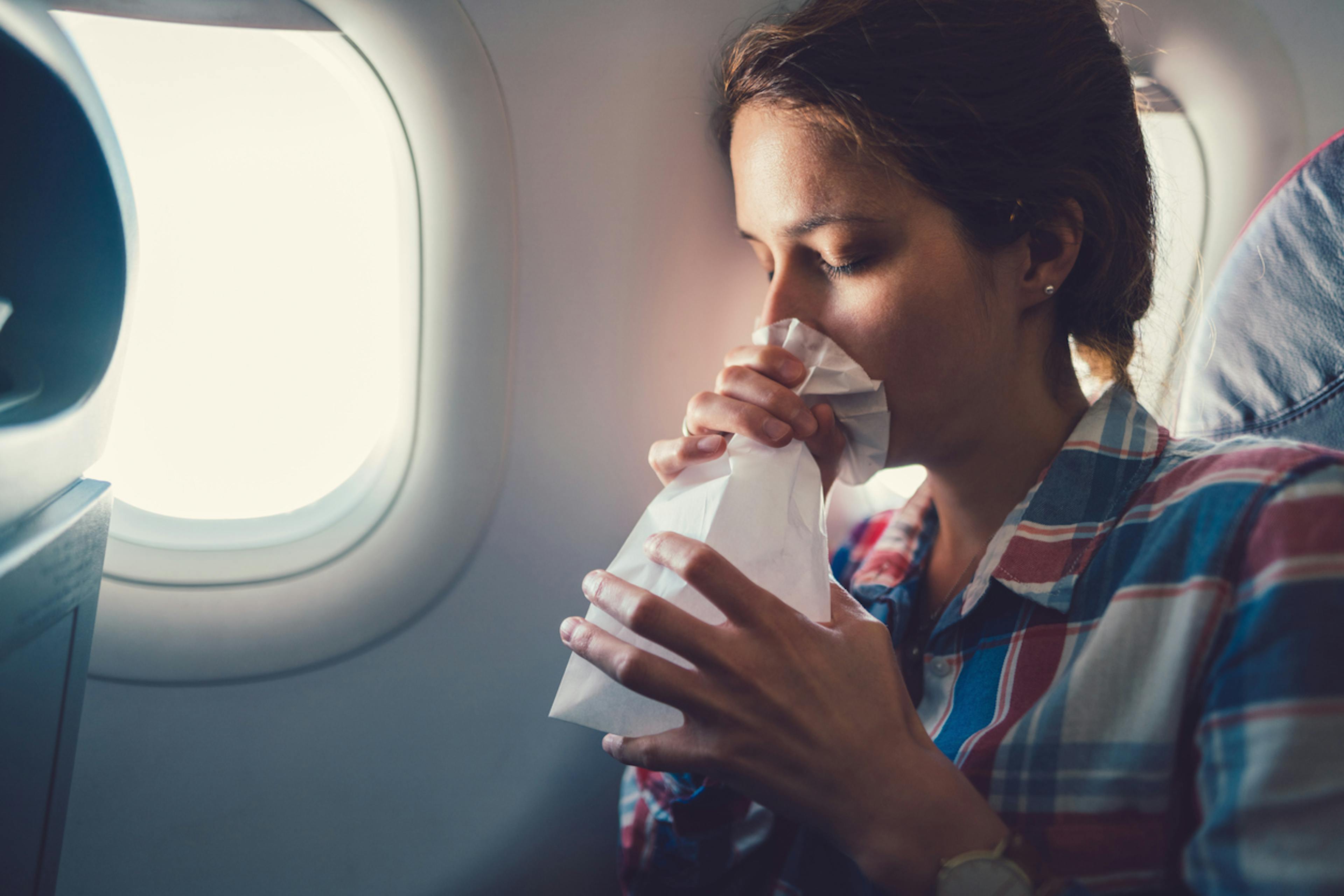donna in viaggio in aereo con nausea