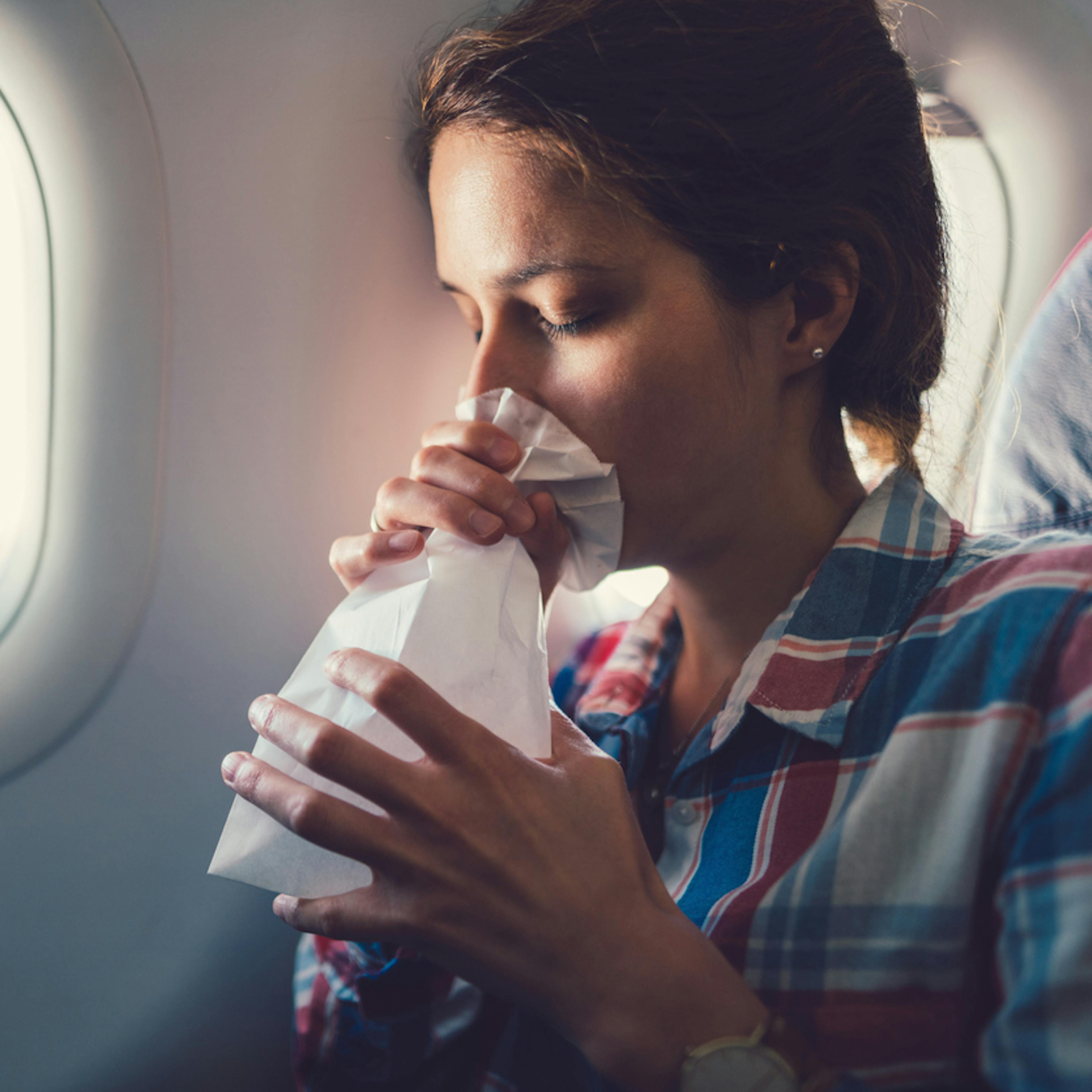 donna in viaggio in aereo con nausea