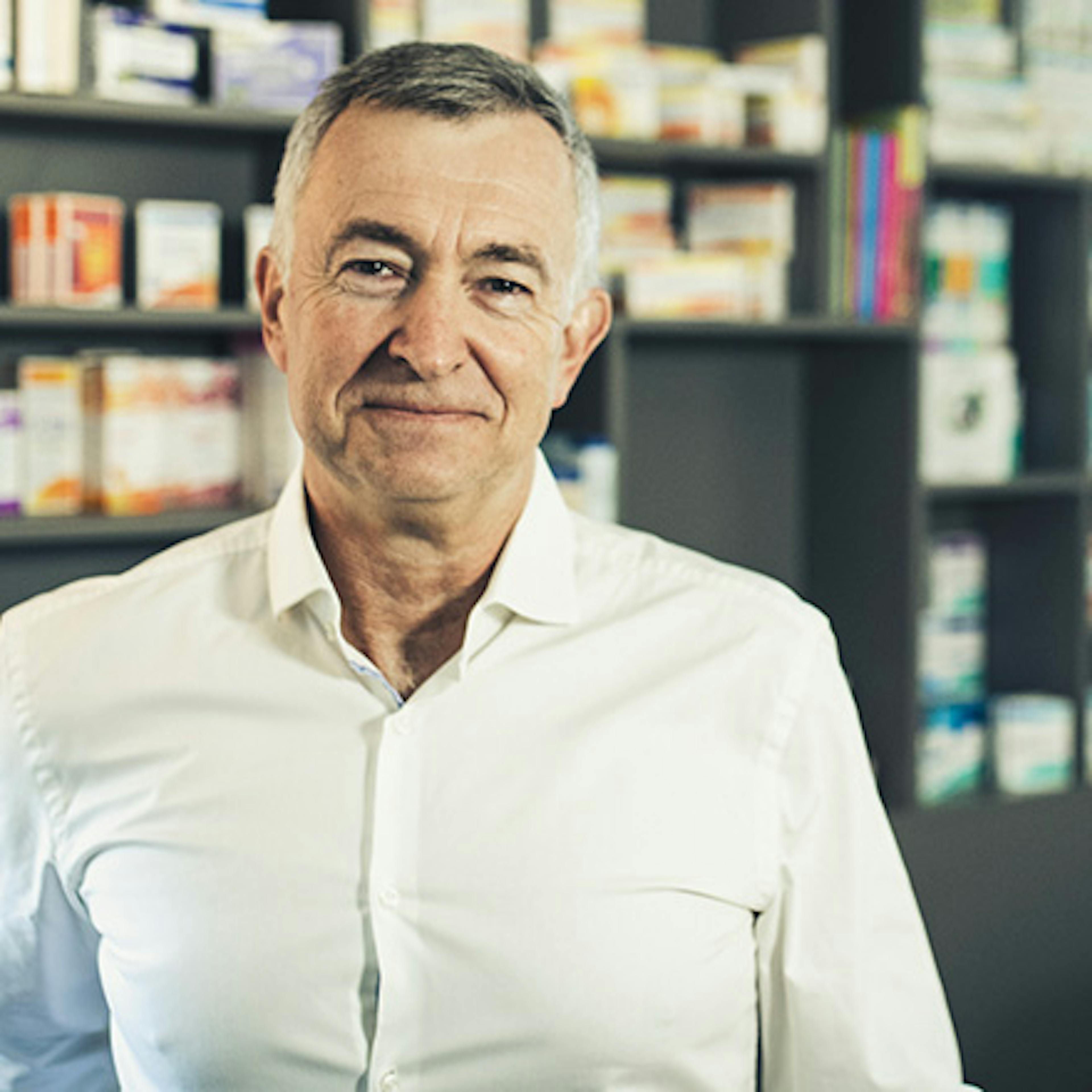 Jean-Christophe Bayssat, zástupce generálního ředitele, odpovědný lékárník
