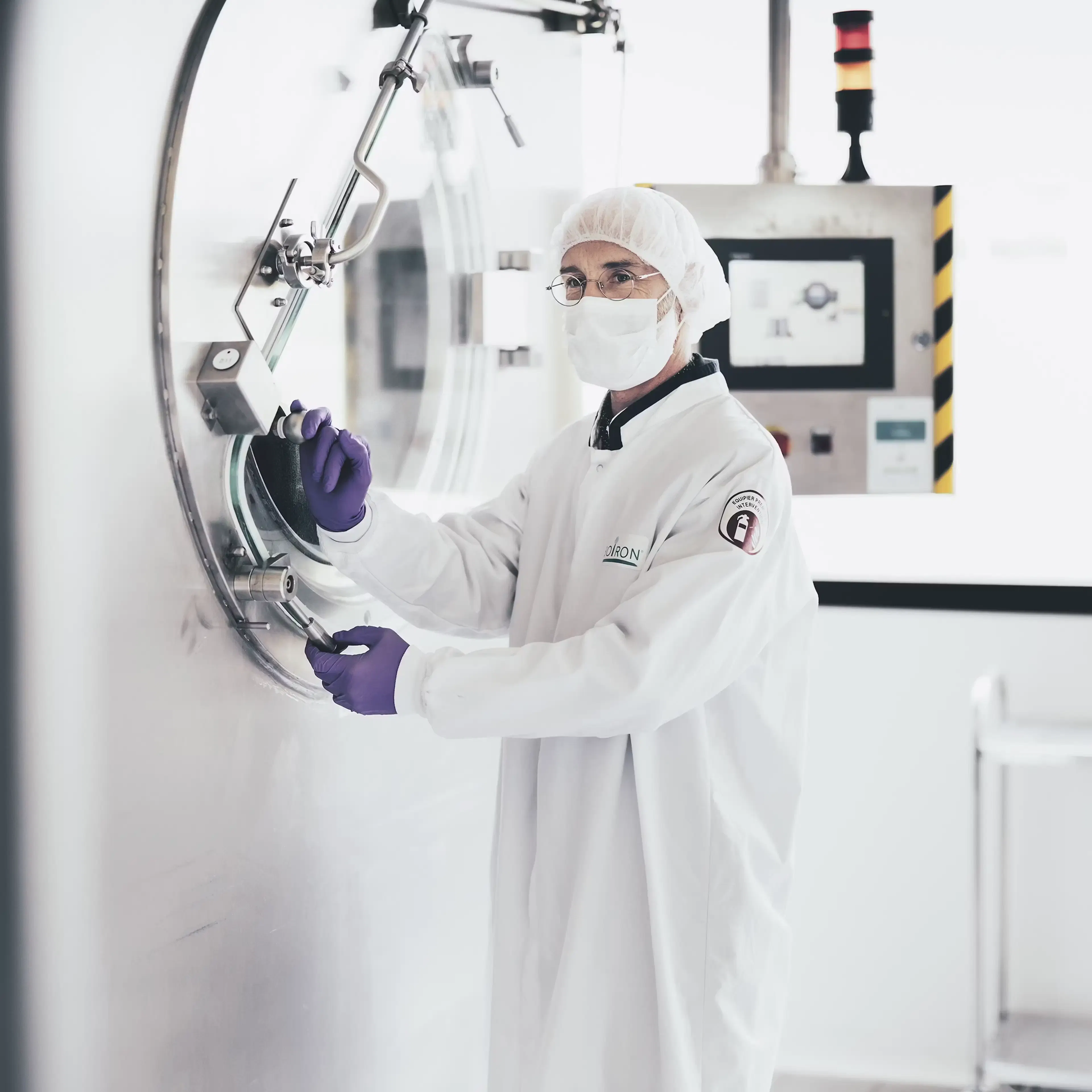 Expert met beschermingsmiddelen in het Boiron-laboratorium
