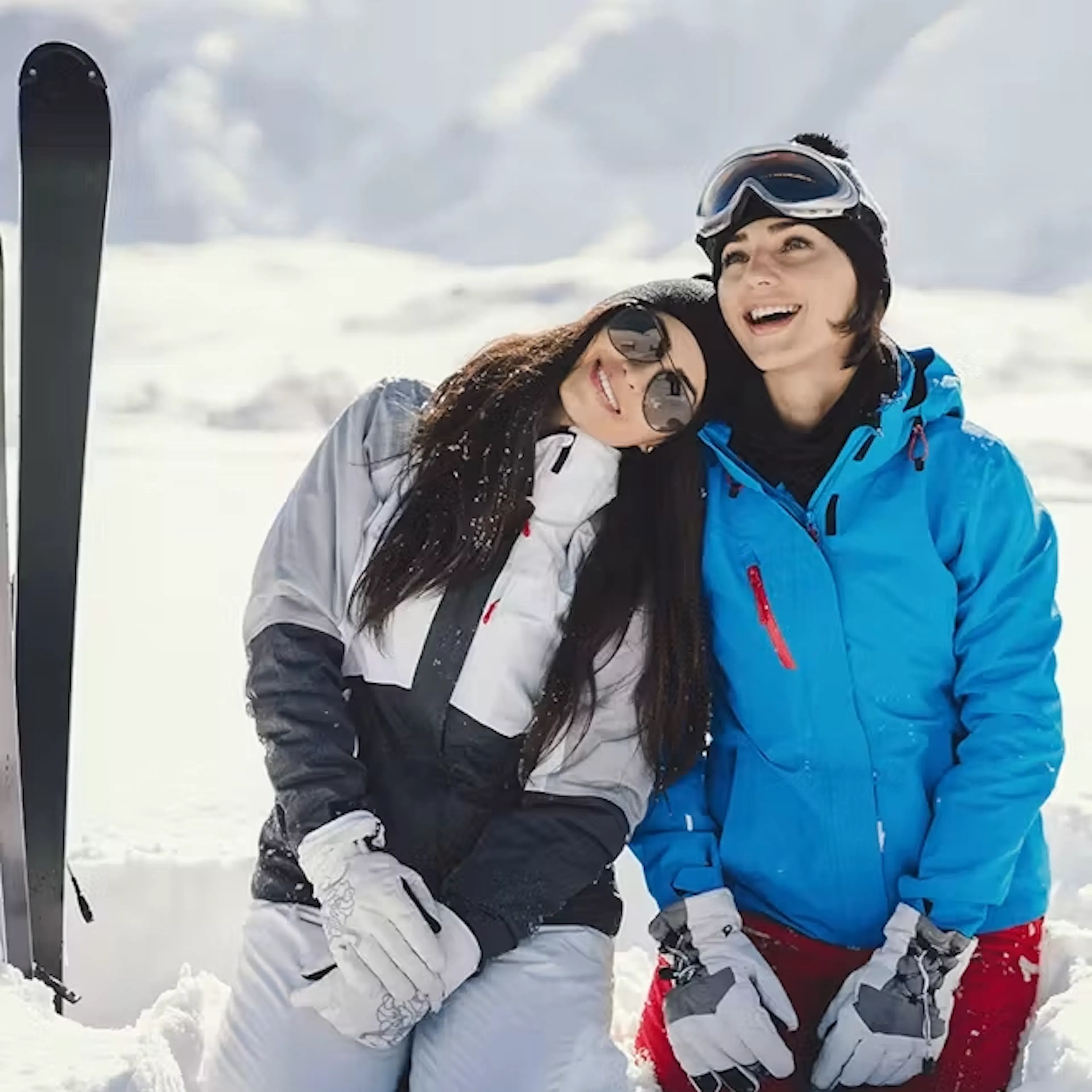 Twee meisjes aan het skiën