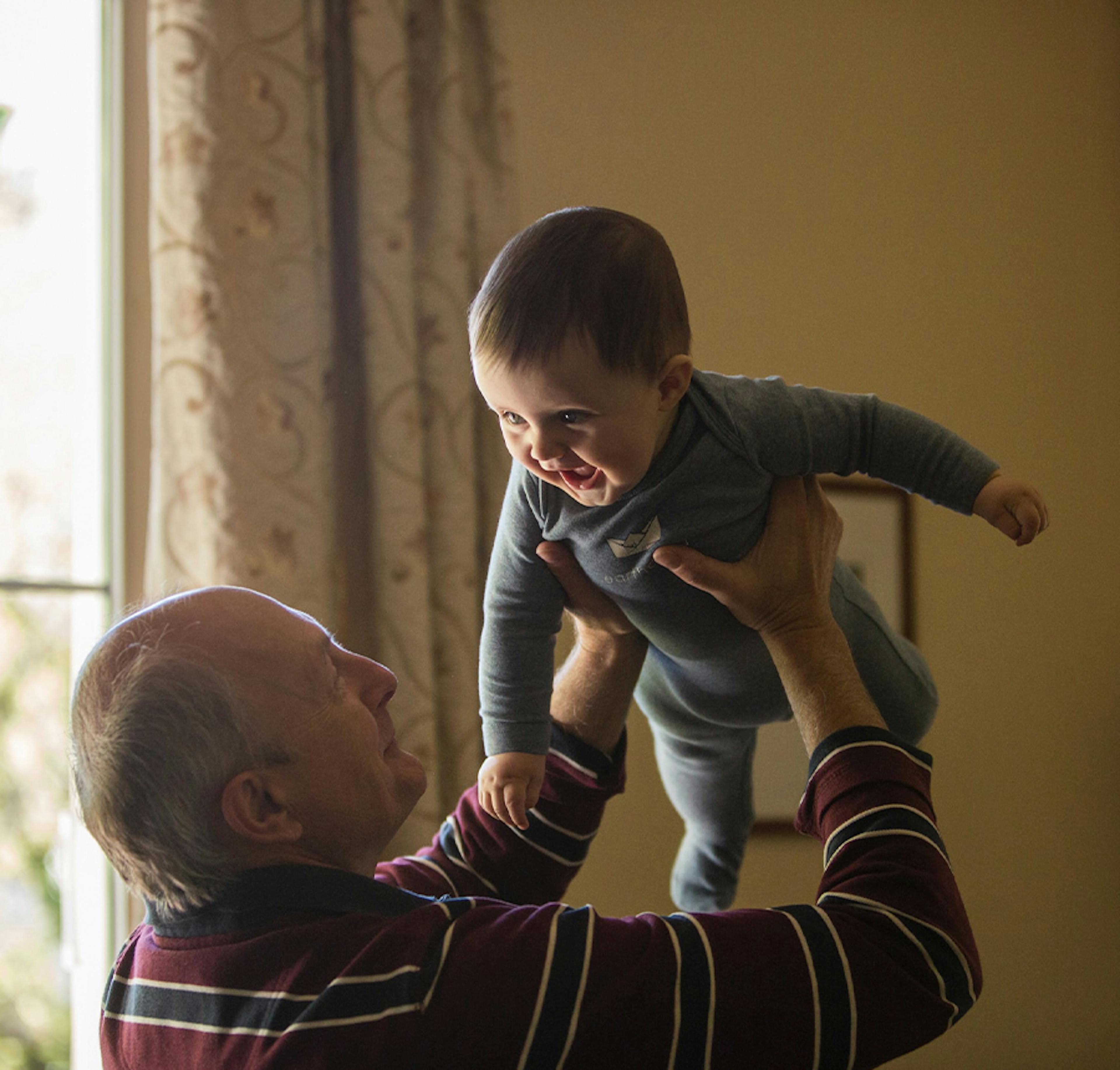 imagen de abuelo jugando con un niño