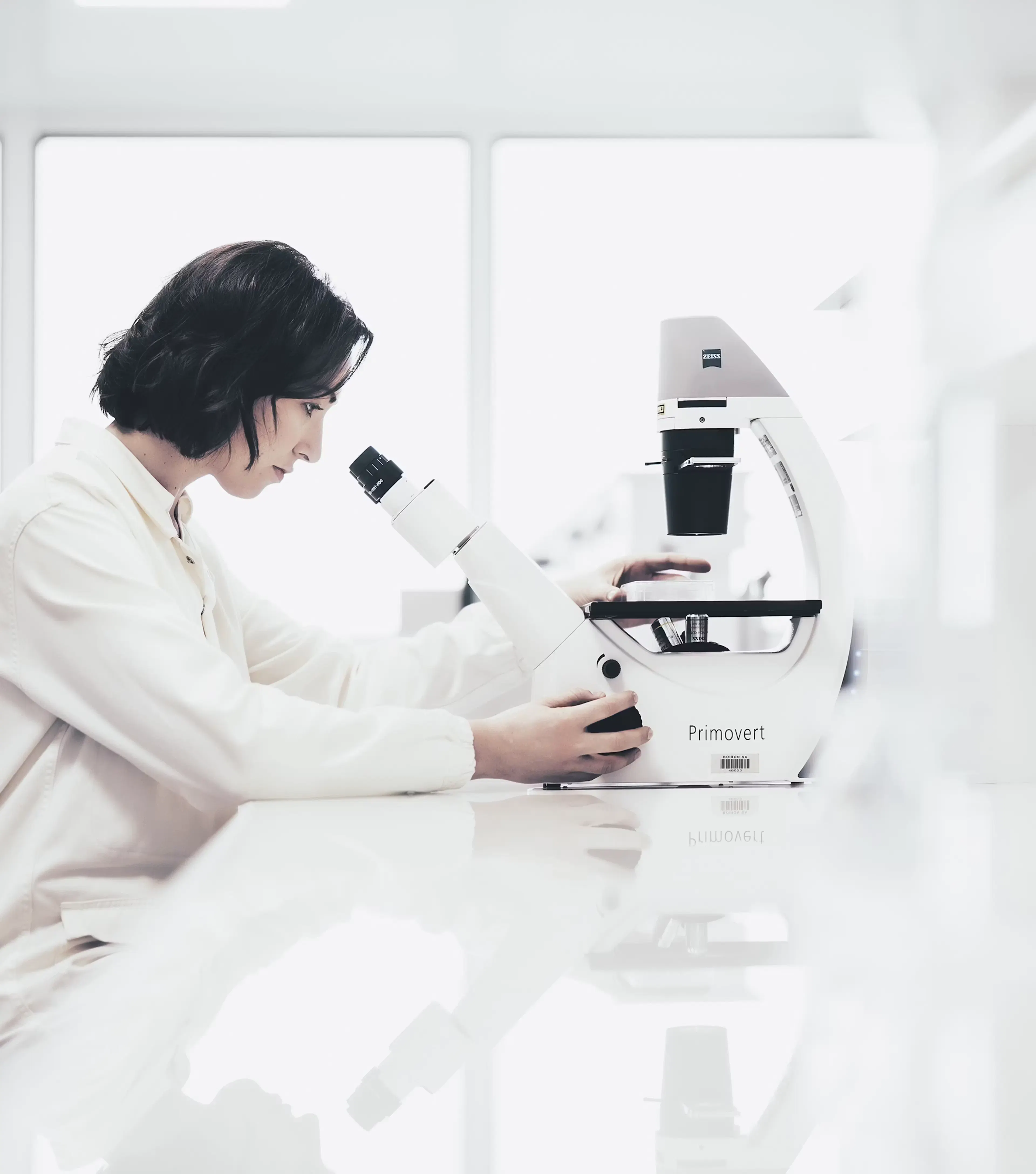 Femme qui travaille avec un microscope
