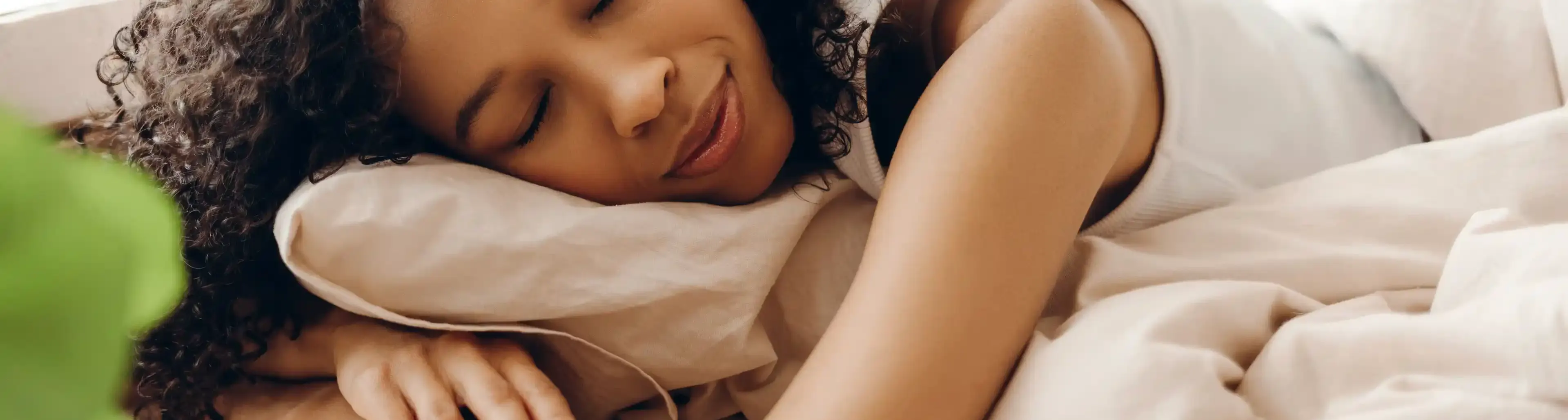 Femme reposée profitant d'un sommeil réparateur au réveil