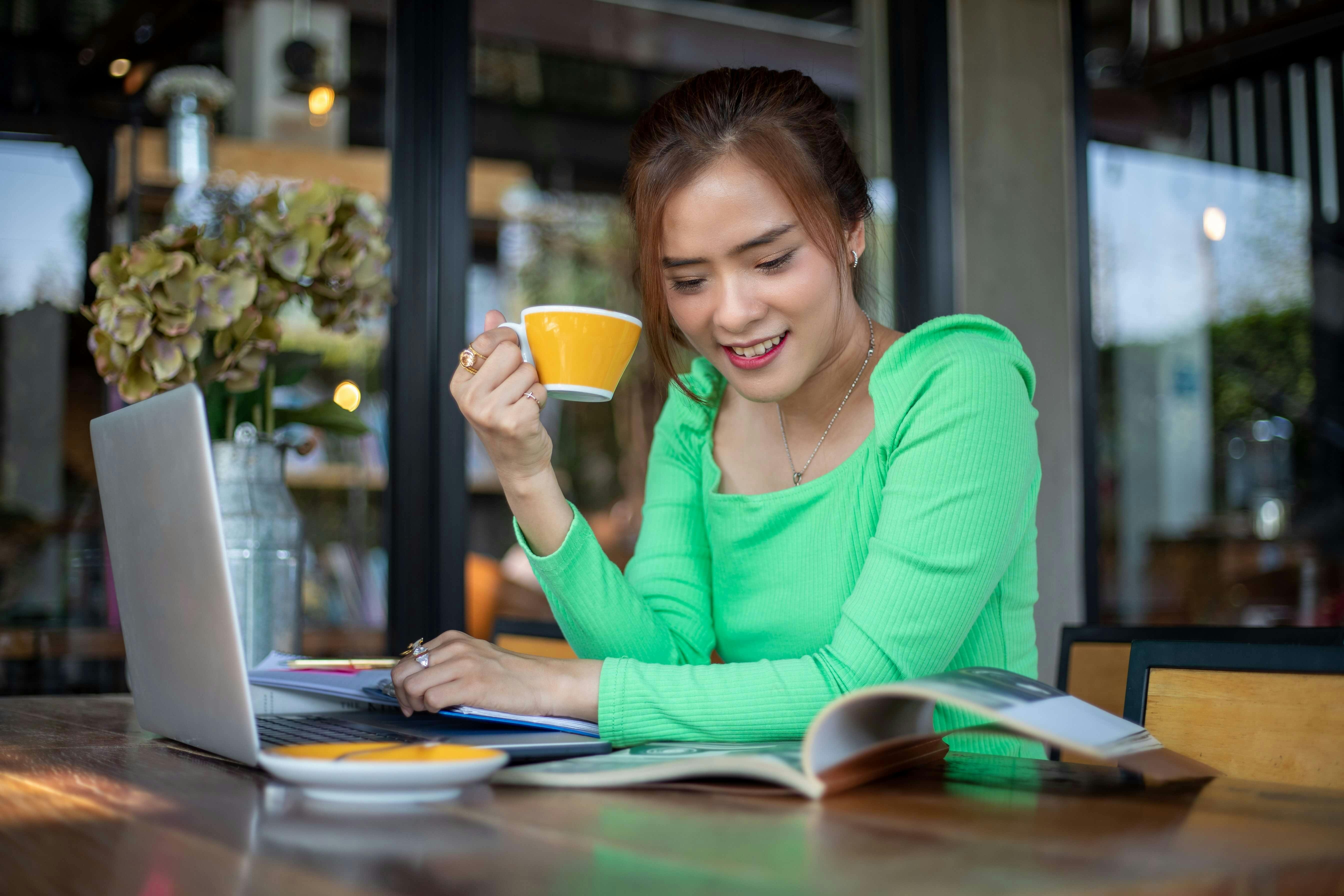 Woman in front of a laptop studying using coaching technology