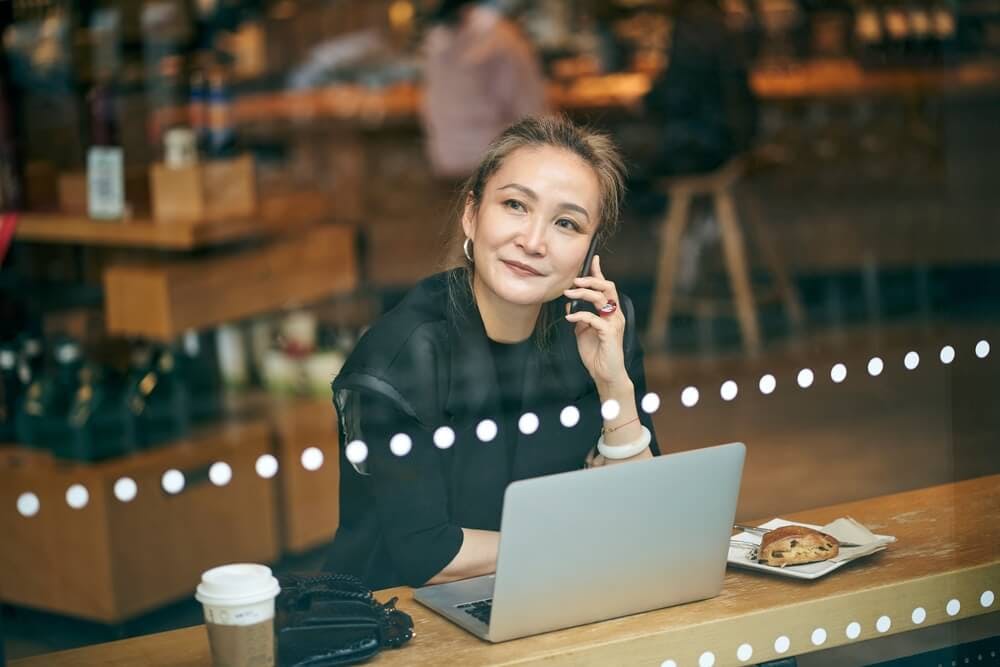 A female leader talking to one of her staff on the phone