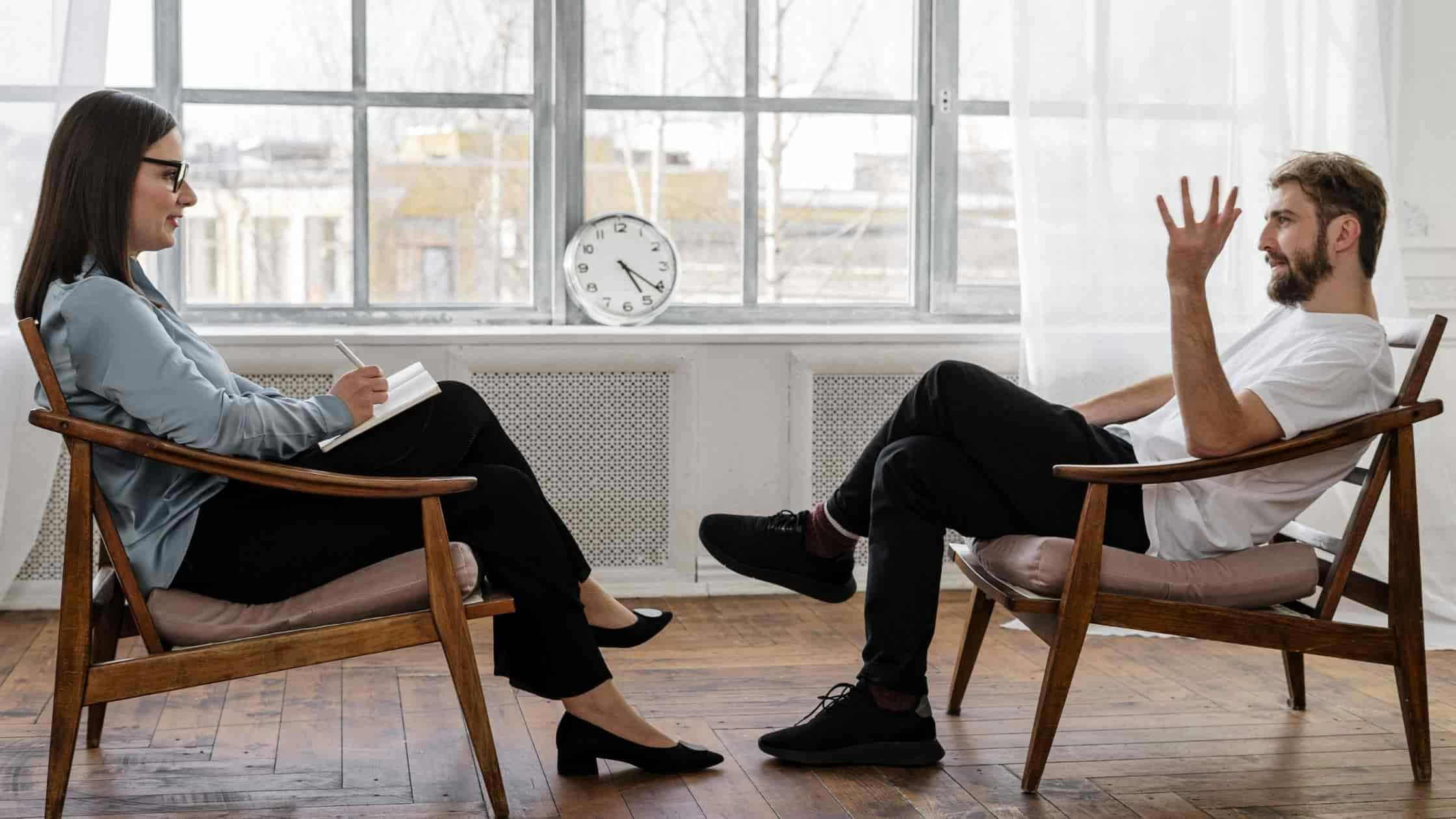 Coach and leader engaged in a structured one-to-one coaching session, exploring challenges through reflective conversation.