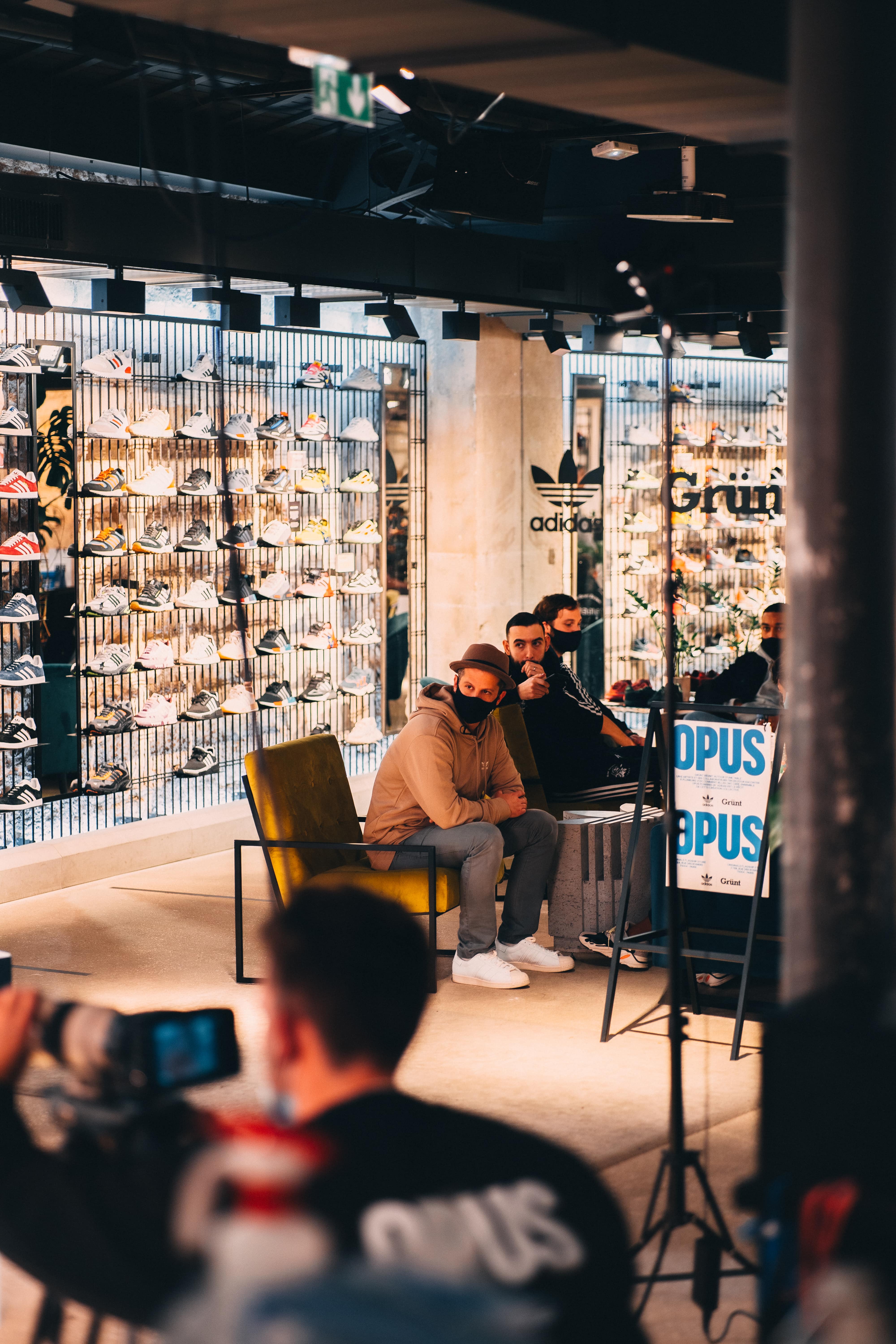 Adidas grunt emission dinos