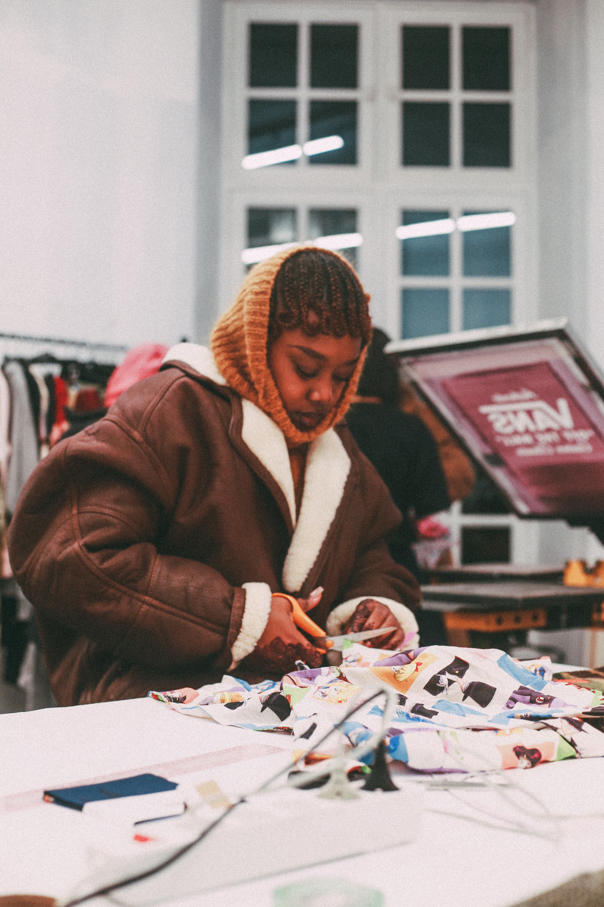 Une personne en train de découper du tissu.