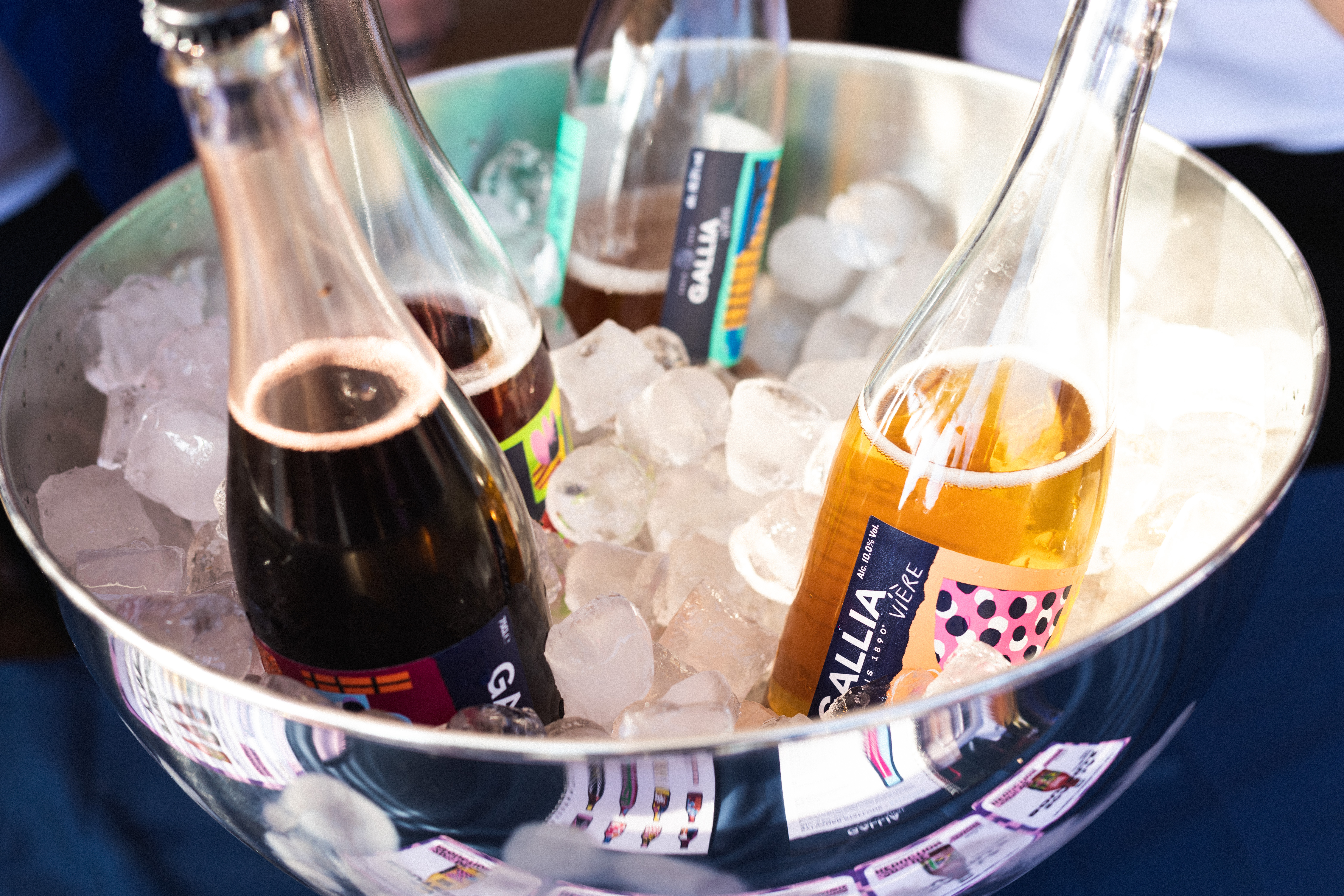 Quatre bouteilles de Vière dans un bac avec des glaçons.