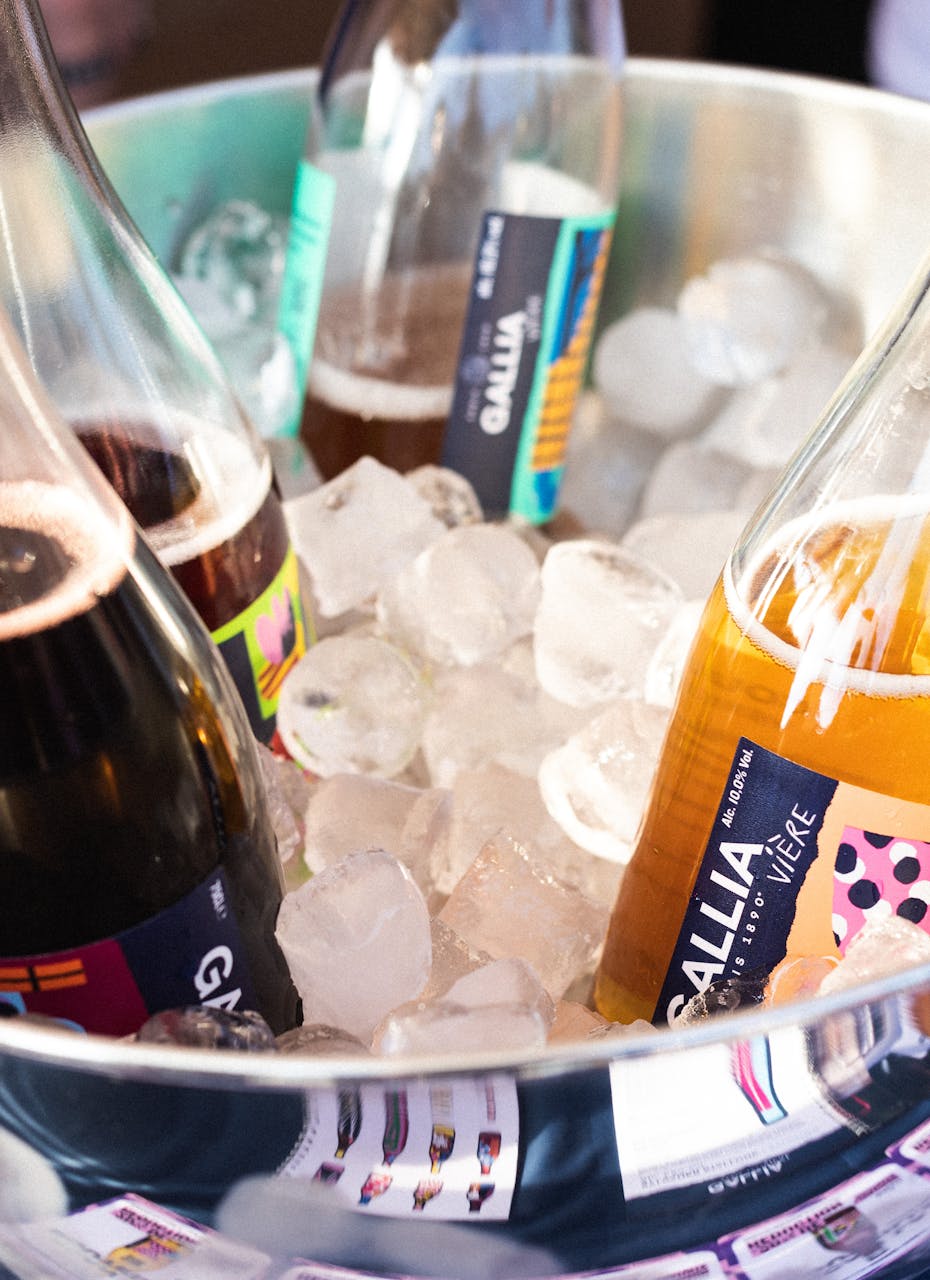 Quatre bouteilles de Vière dans un bac avec des glaçons.