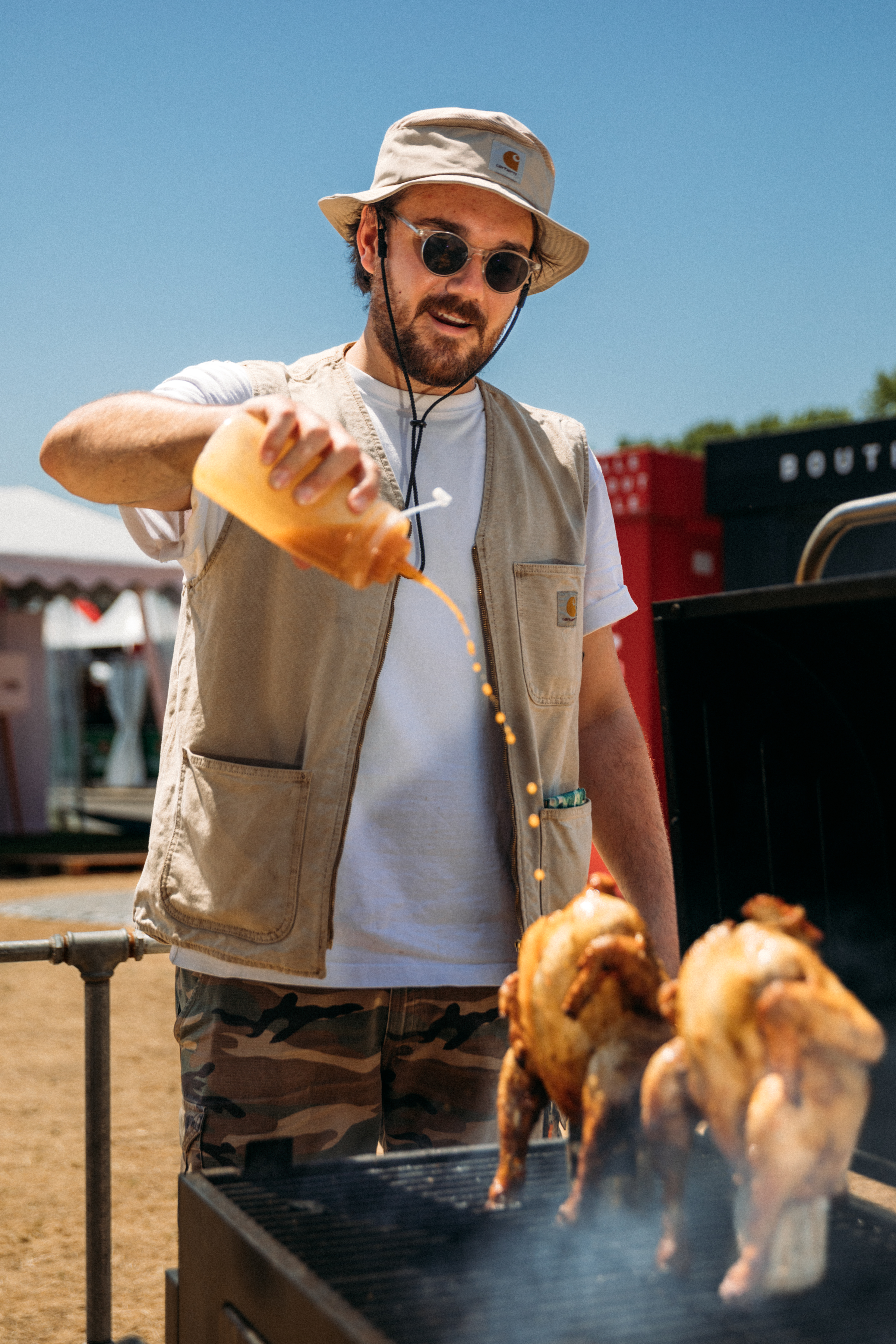 Whoogy's qui cuisine du beer can chicken 