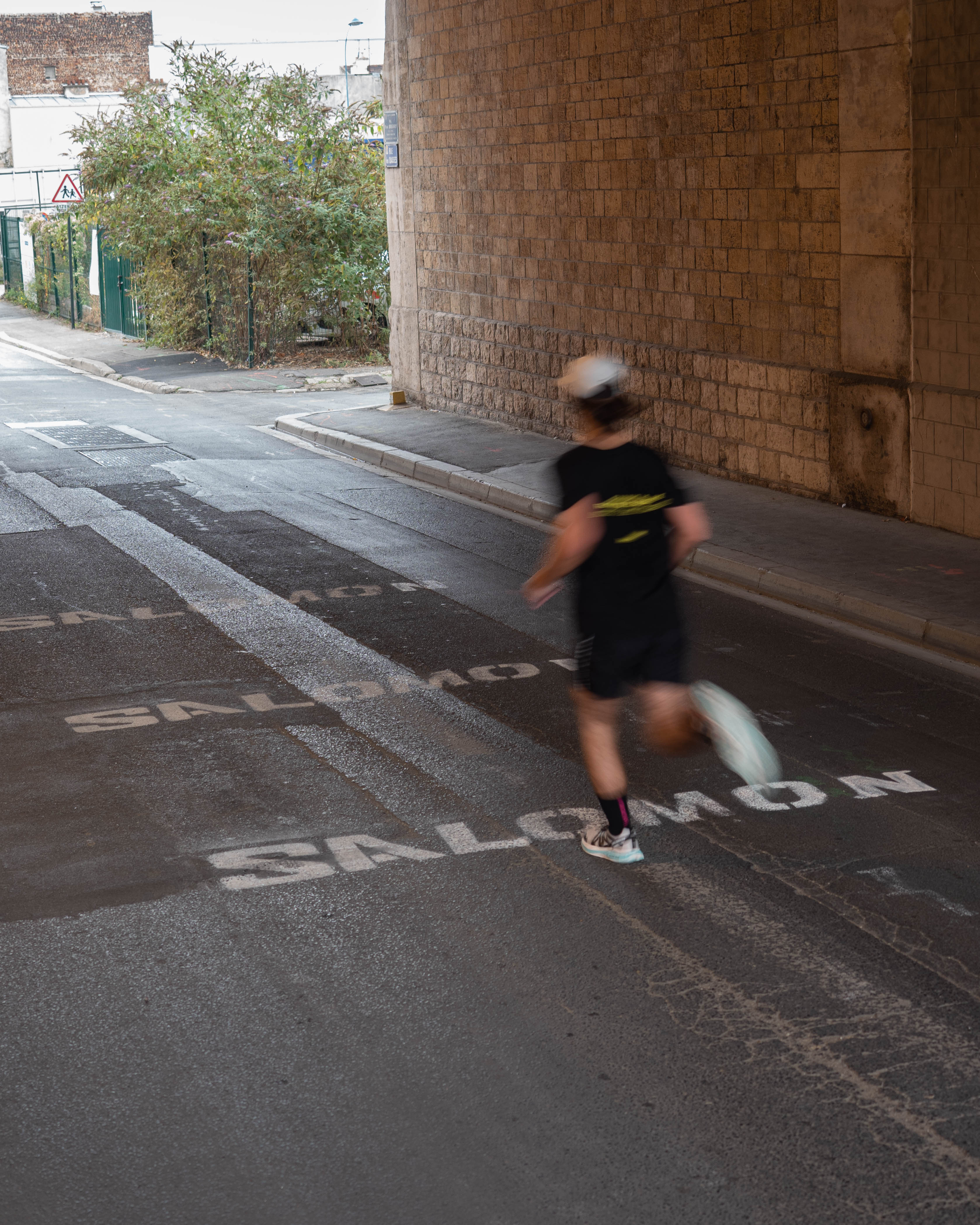 Un coureur et les marquages au sol Salomon 