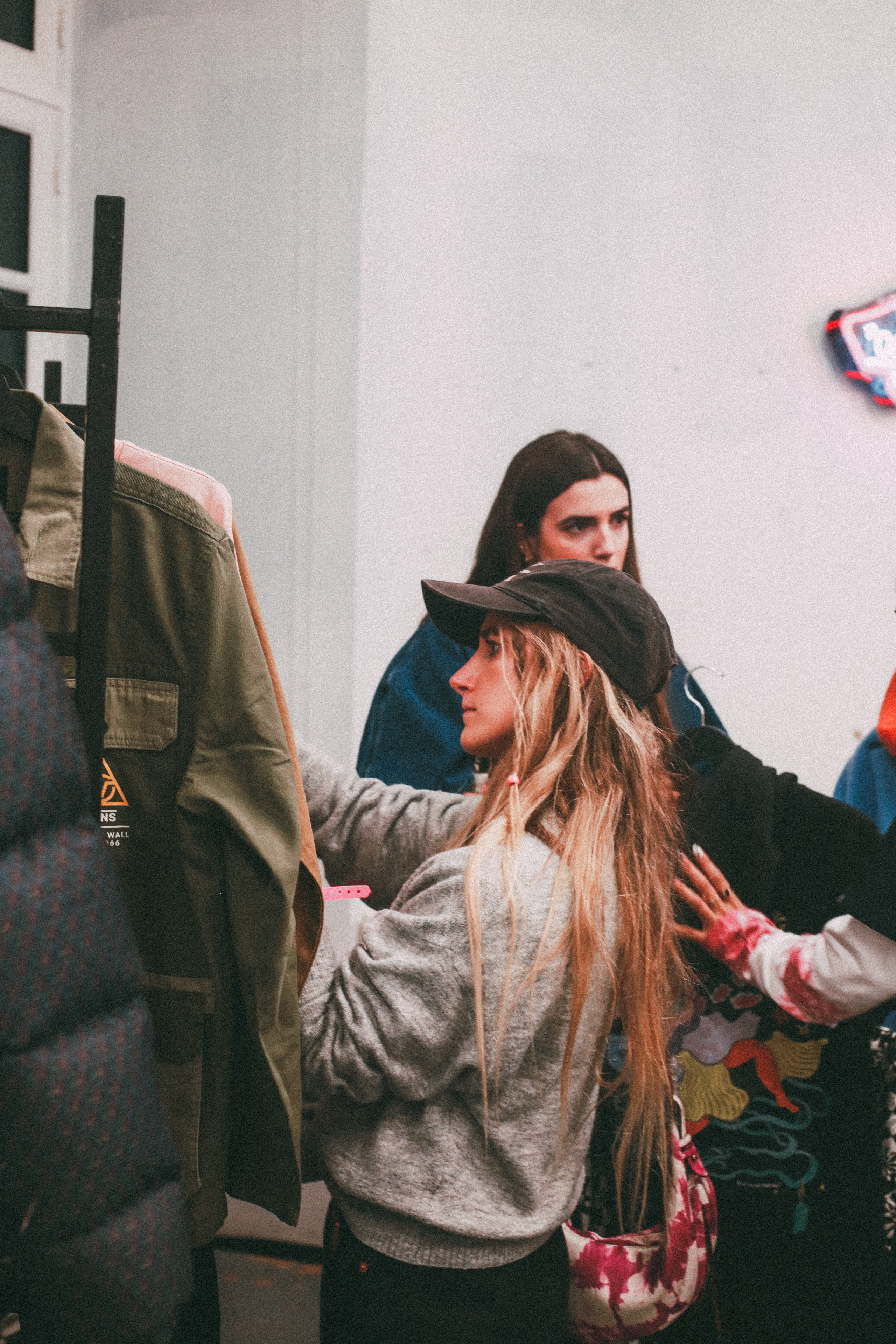 Une personne en train de regarder des vêtements.