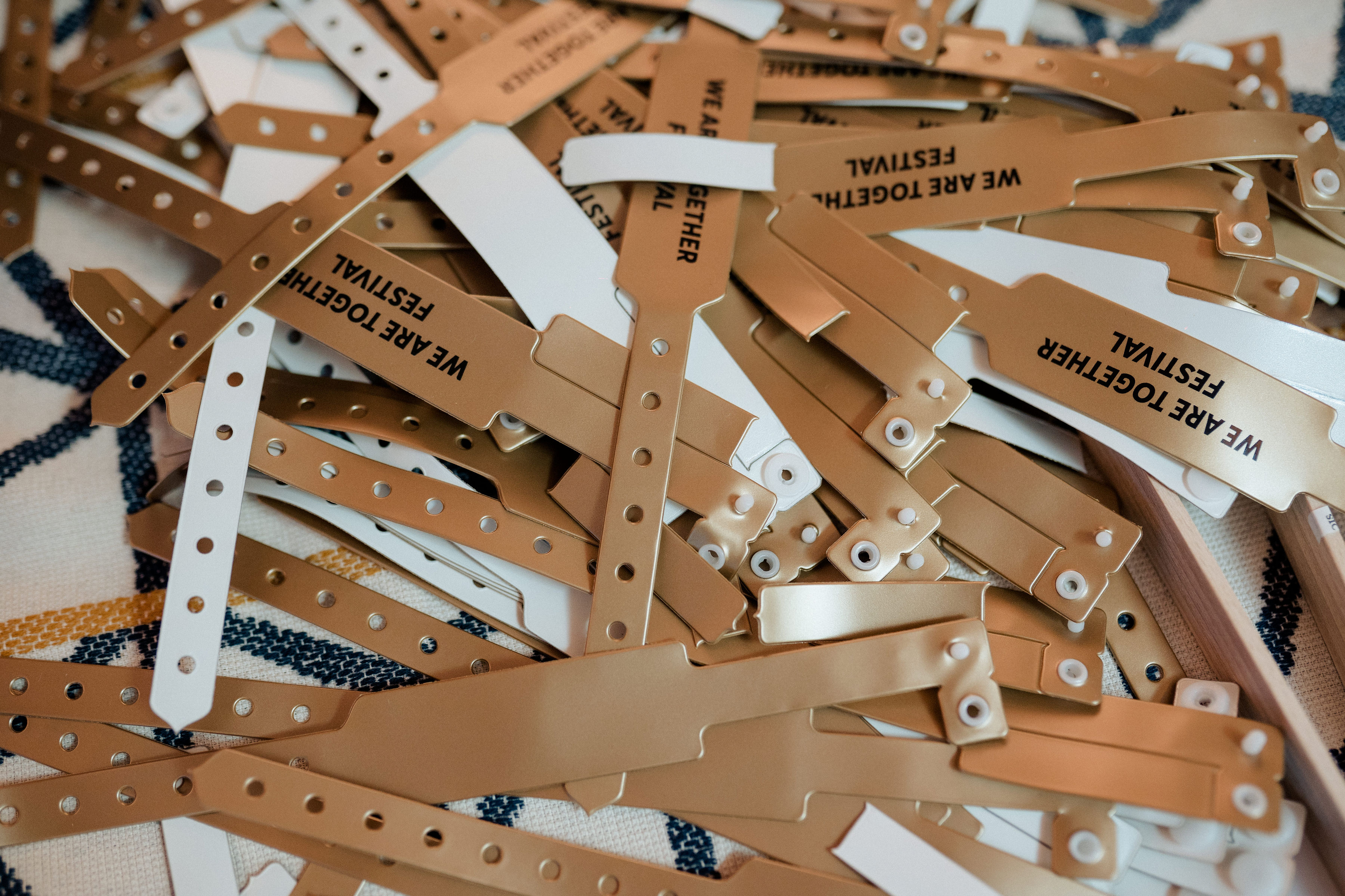 les bracelets customisés du festival 