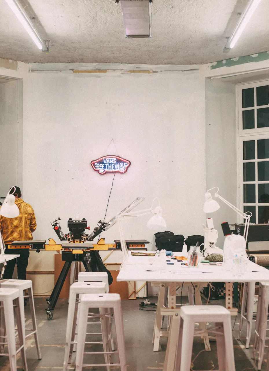 L'atelier upcycling : des grandes tables et des machines à sérigraphie.