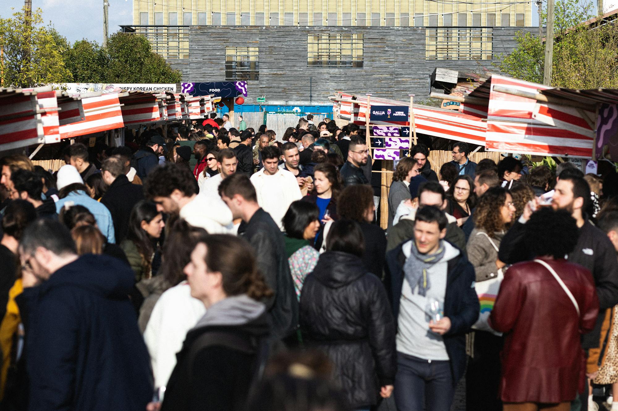 Une vue d'en haut de tous les stands. On y voit essentiellement de la foule.