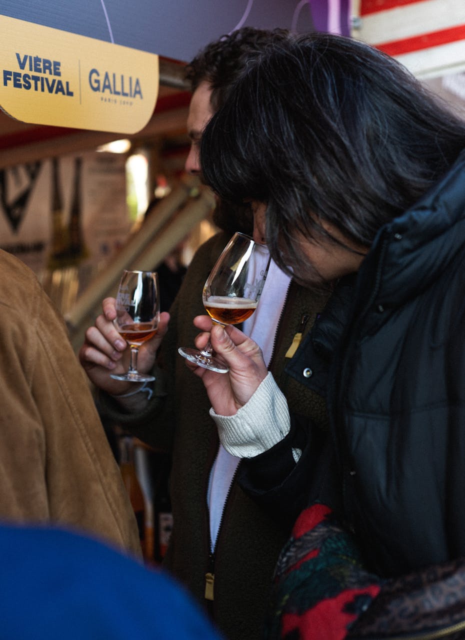 Une personne en train de sentir de la Vière.