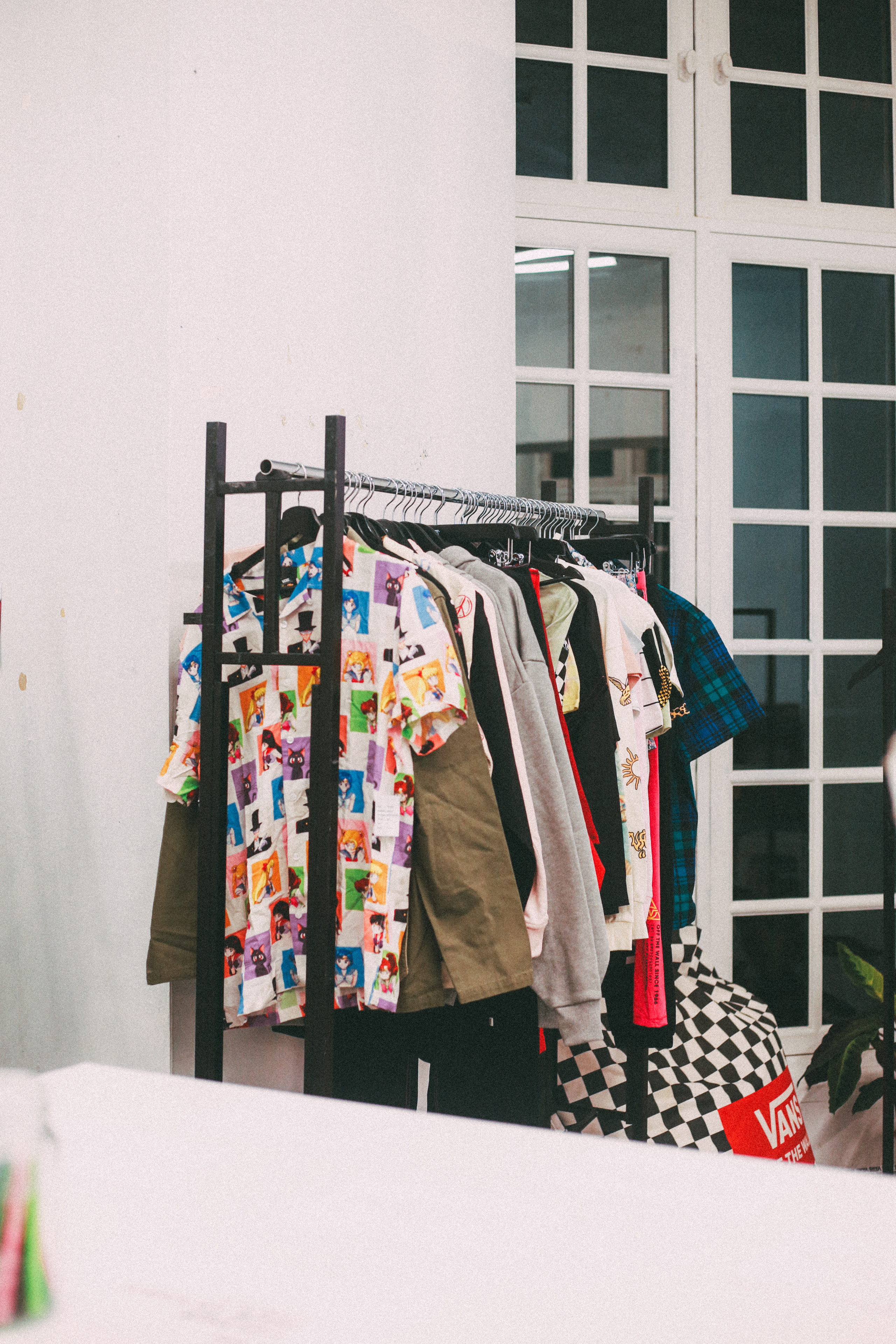 Un portant de vêtements.